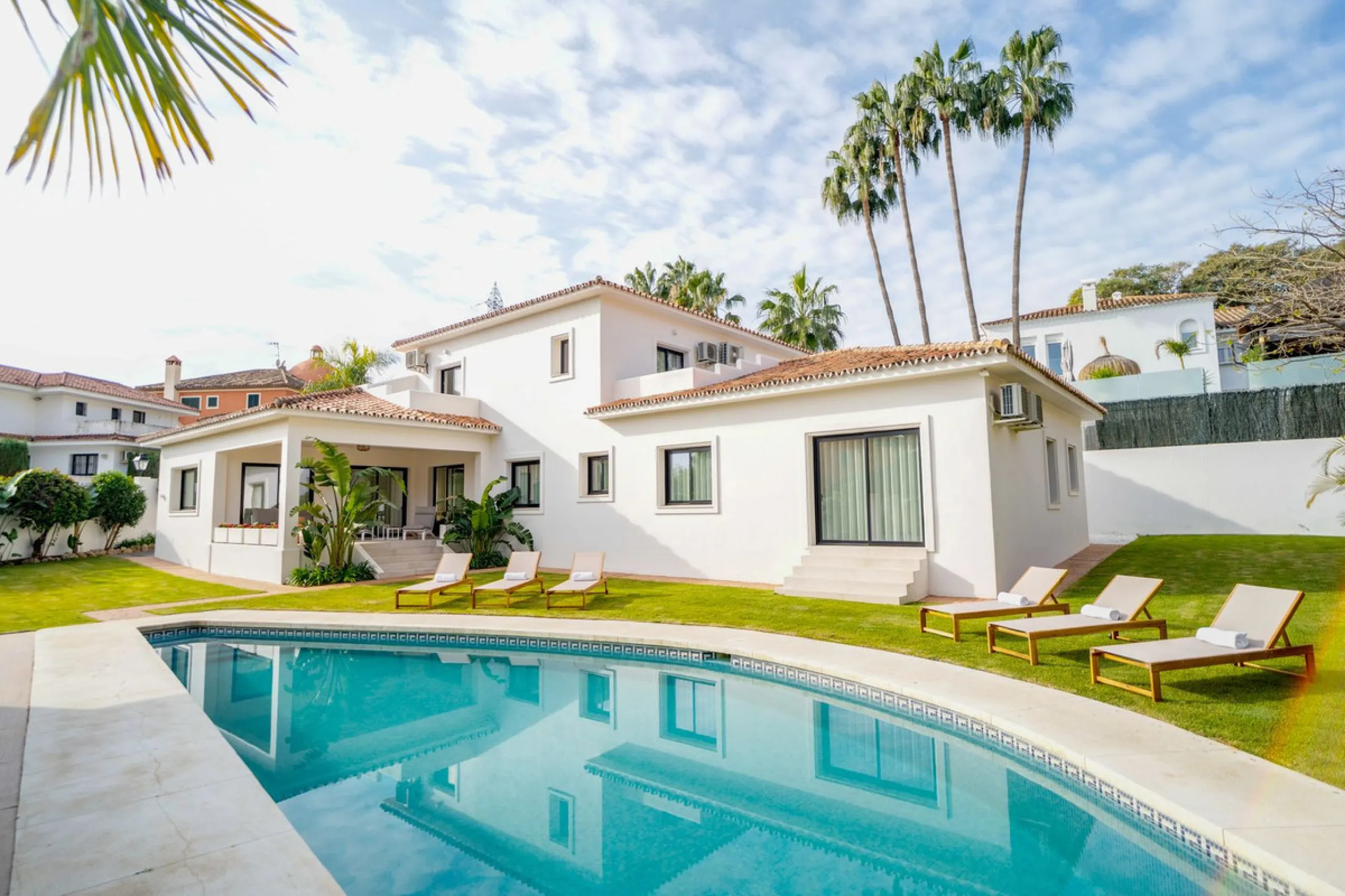 House - Detached Villa в продаже в Marbella, Málaga. В доме 6 спален и 5 ванных комнат. Площадь дома 510 м². Площадь участка 1436 м²