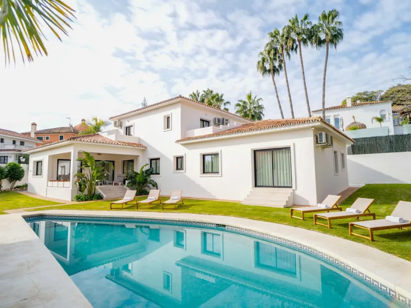 Welcome to this spectacular villa for sale in Marbella, located in a quiet residential area just a short distance from the La Cañada shopping center. This luxurious property has been completely renovated and furnished with a modern and elegant style, ensu