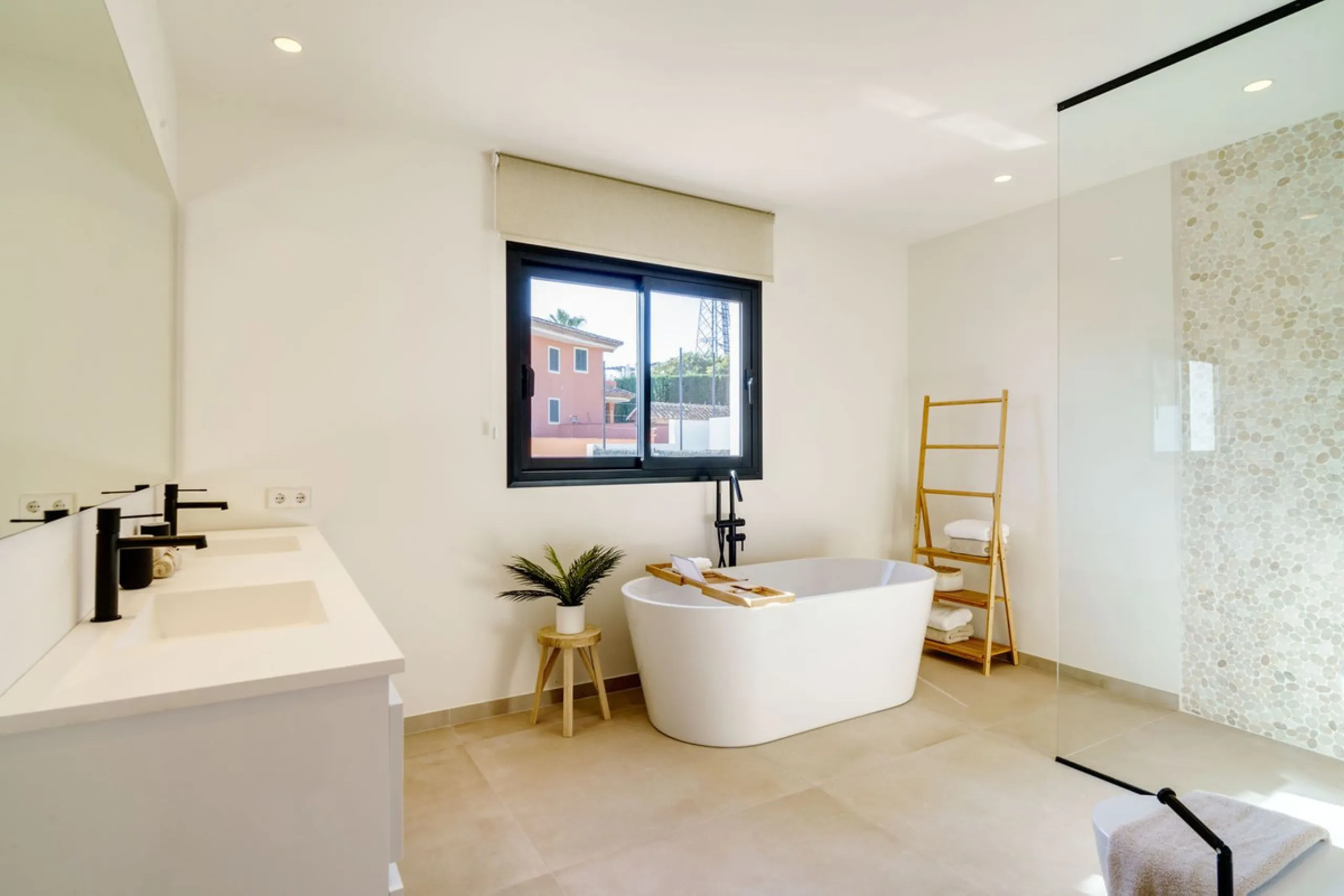 House - Detached Villa в продаже в Marbella, Málaga. В доме 6 спален и 5 ванных комнат. Площадь дома 510 м². Площадь участка 1436 м²