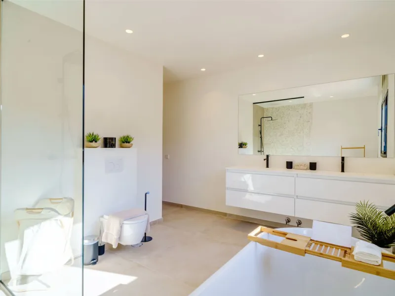 House - Detached Villa в продаже в Marbella, Málaga. В доме 6 спален и 5 ванных комнат. Площадь дома 510 м². Площадь участка 1436 м²