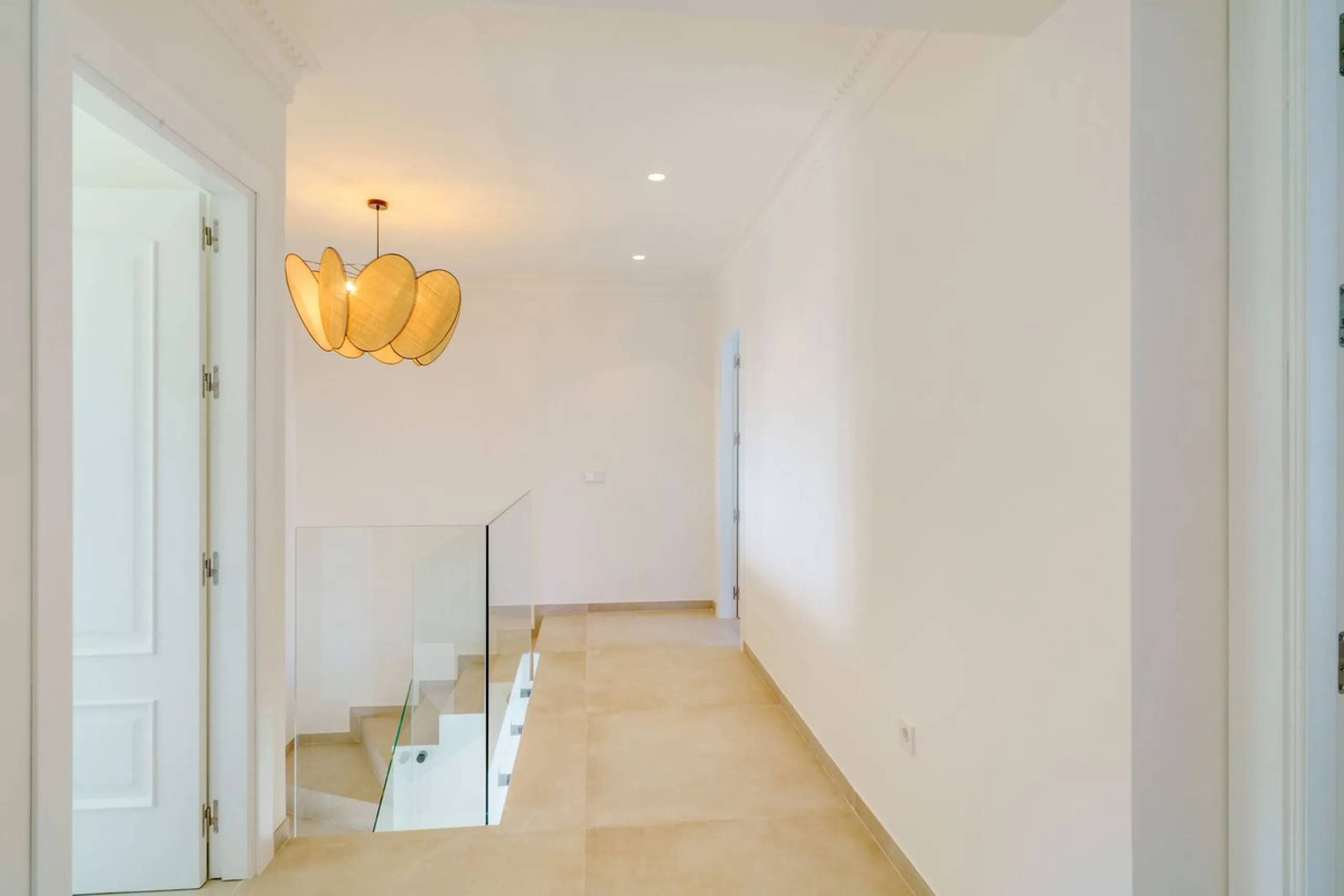 House - Detached Villa в продаже в Marbella, Málaga. В доме 6 спален и 5 ванных комнат. Площадь дома 510 м². Площадь участка 1436 м²