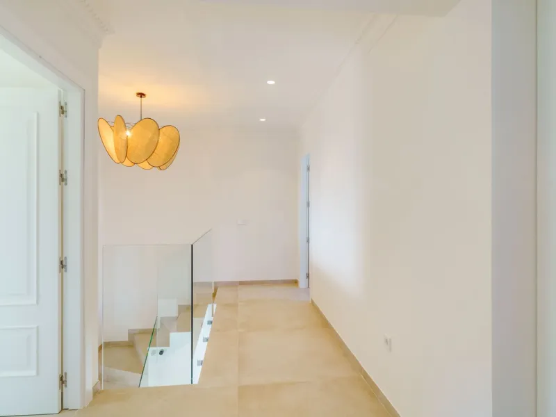 House - Detached Villa в продаже в Marbella, Málaga. В доме 6 спален и 5 ванных комнат. Площадь дома 510 м². Площадь участка 1436 м²