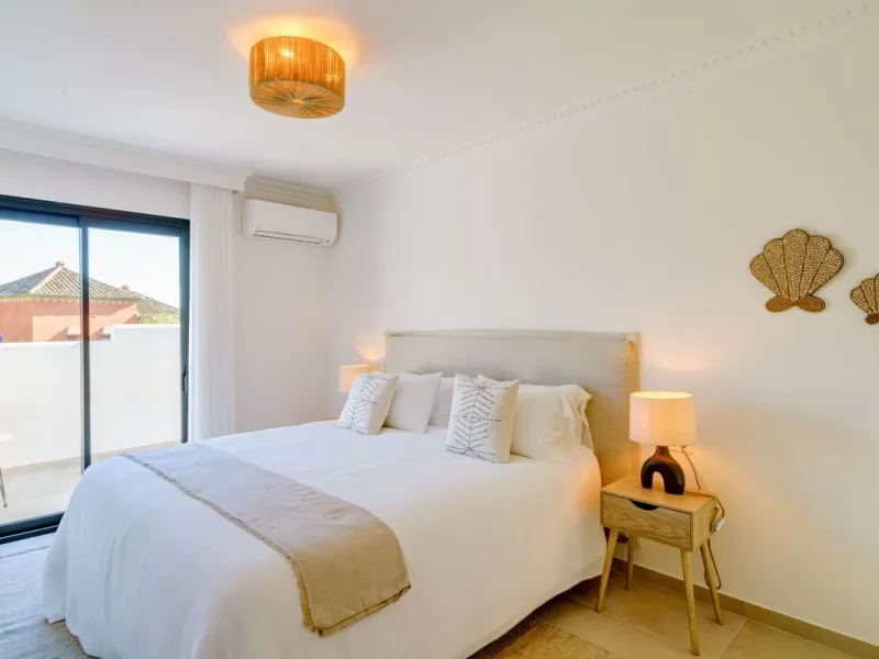 House - Detached Villa в продаже в Marbella, Málaga. В доме 6 спален и 5 ванных комнат. Площадь дома 510 м². Площадь участка 1436 м²