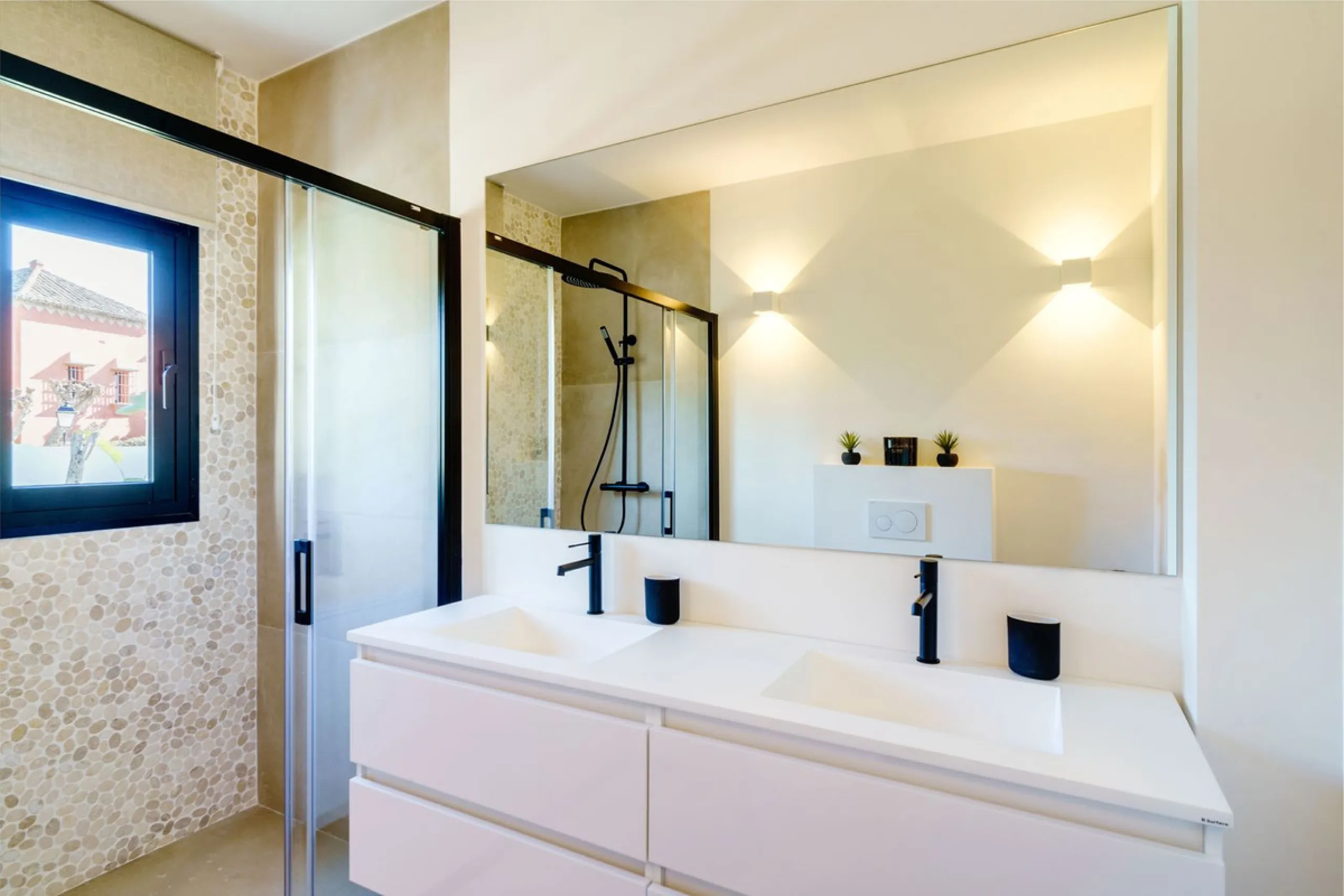 House - Detached Villa в продаже в Marbella, Málaga. В доме 6 спален и 5 ванных комнат. Площадь дома 510 м². Площадь участка 1436 м²