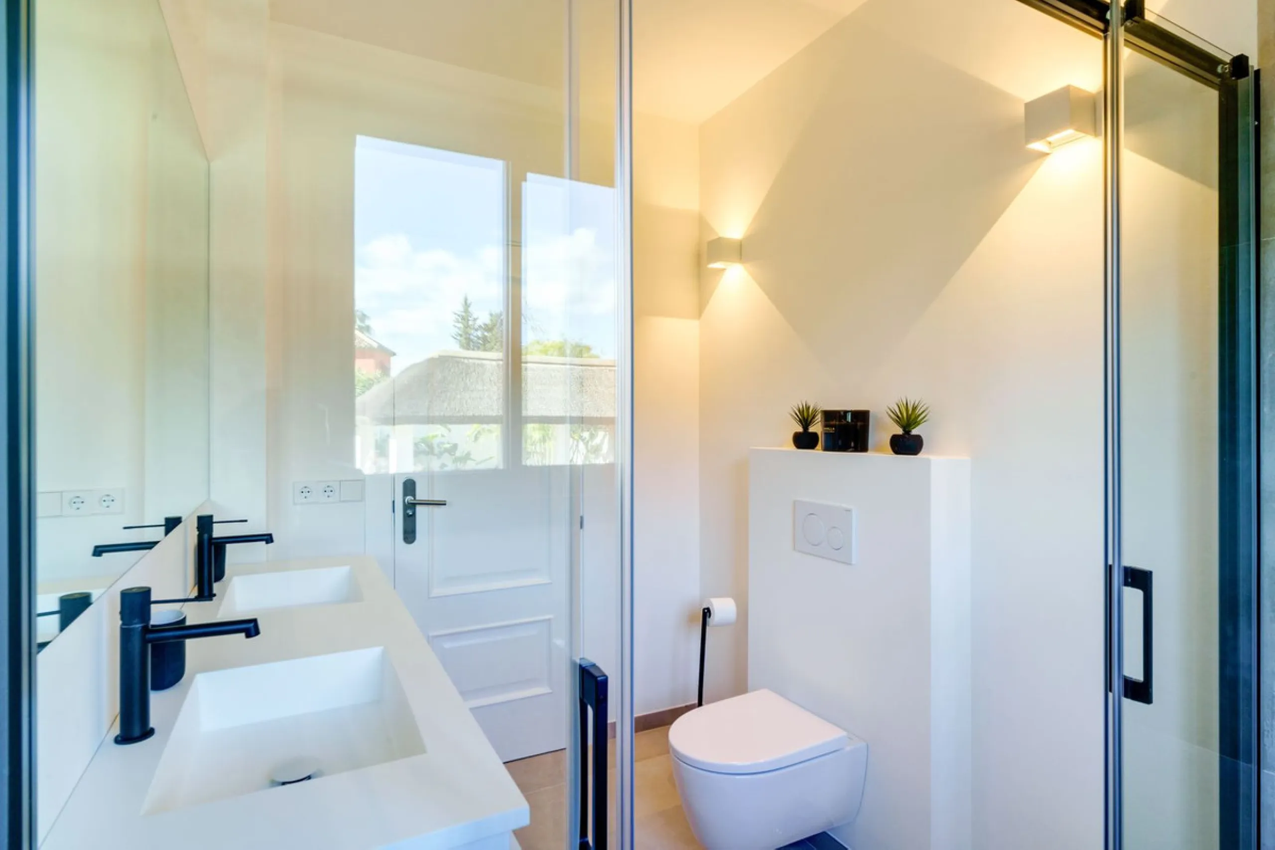 House - Detached Villa в продаже в Marbella, Málaga. В доме 6 спален и 5 ванных комнат. Площадь дома 510 м². Площадь участка 1436 м²