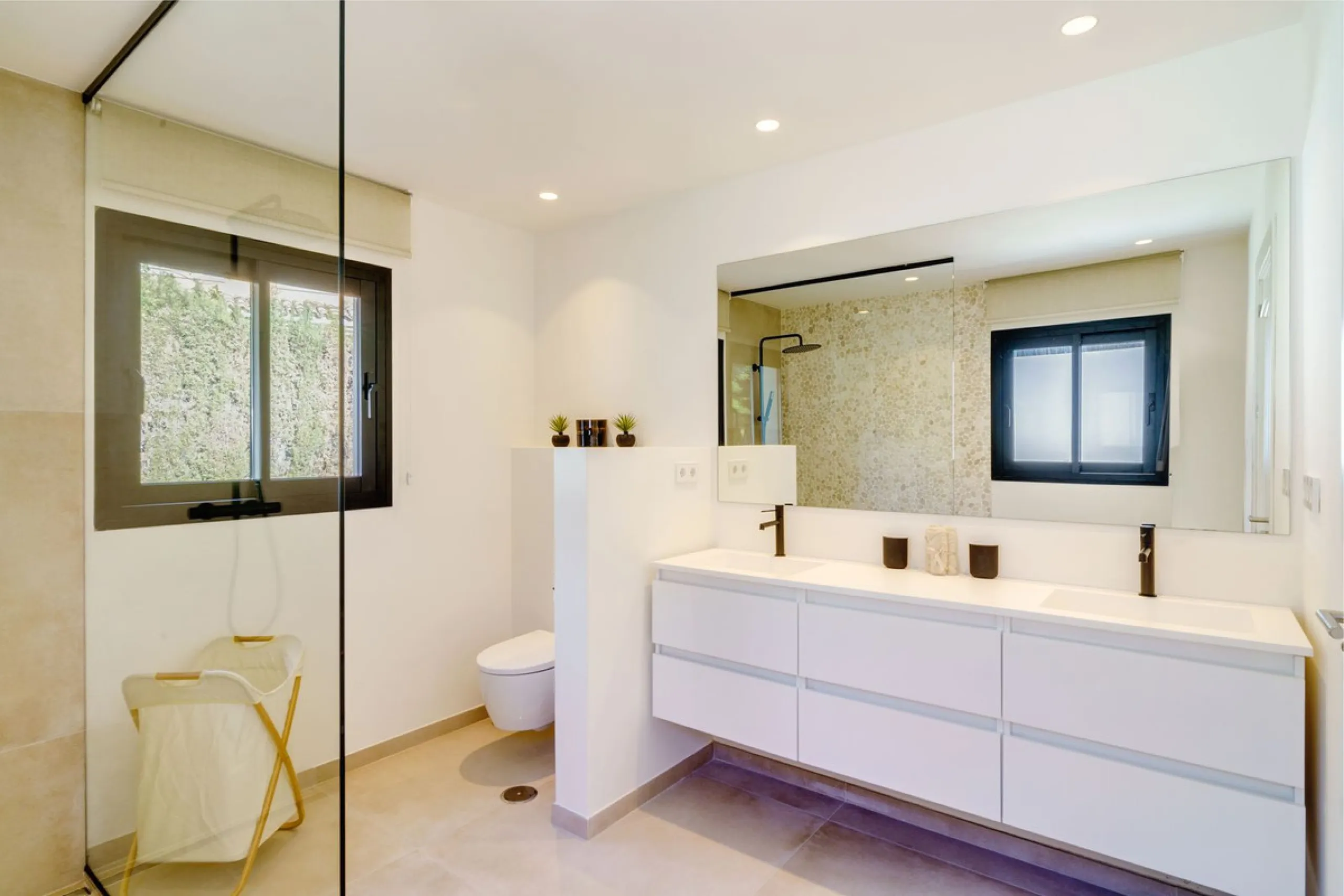 House - Detached Villa в продаже в Marbella, Málaga. В доме 6 спален и 5 ванных комнат. Площадь дома 510 м². Площадь участка 1436 м²