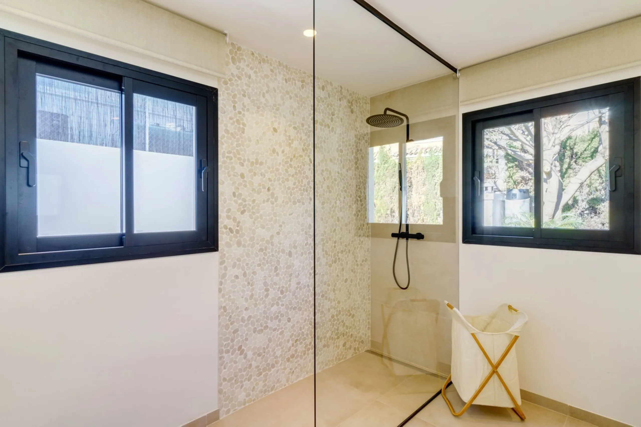 House - Detached Villa в продаже в Marbella, Málaga. В доме 6 спален и 5 ванных комнат. Площадь дома 510 м². Площадь участка 1436 м²
