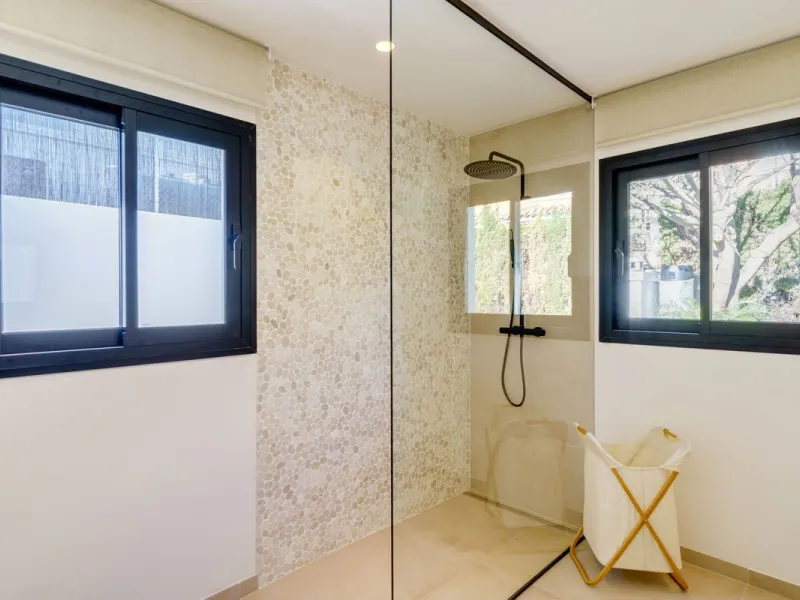 House - Detached Villa в продаже в Marbella, Málaga. В доме 6 спален и 5 ванных комнат. Площадь дома 510 м². Площадь участка 1436 м²