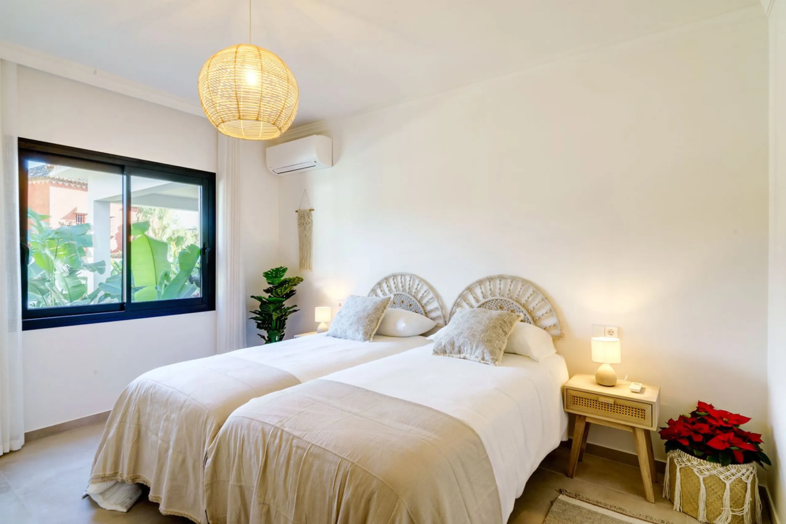 House - Detached Villa в продаже в Marbella, Málaga. В доме 6 спален и 5 ванных комнат. Площадь дома 510 м². Площадь участка 1436 м²
