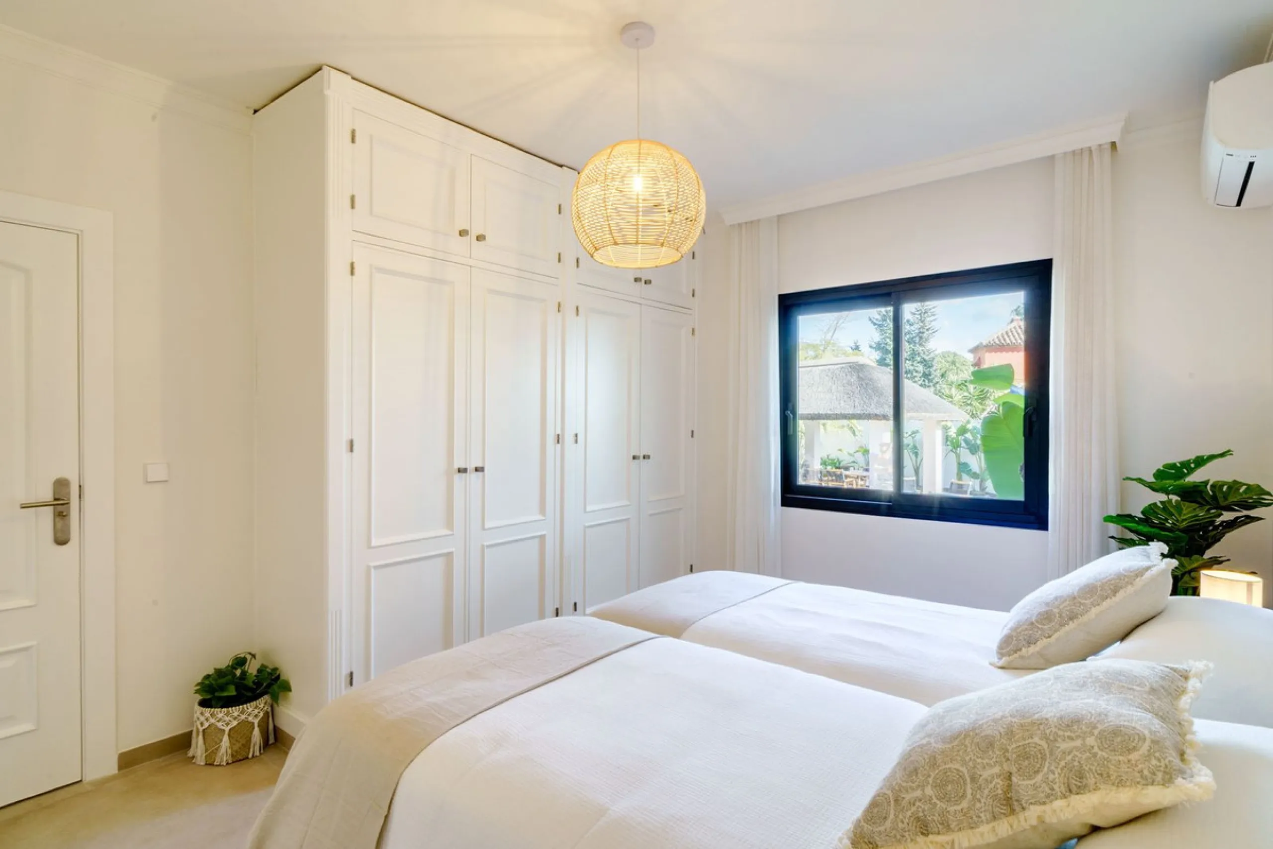House - Detached Villa в продаже в Marbella, Málaga. В доме 6 спален и 5 ванных комнат. Площадь дома 510 м². Площадь участка 1436 м²