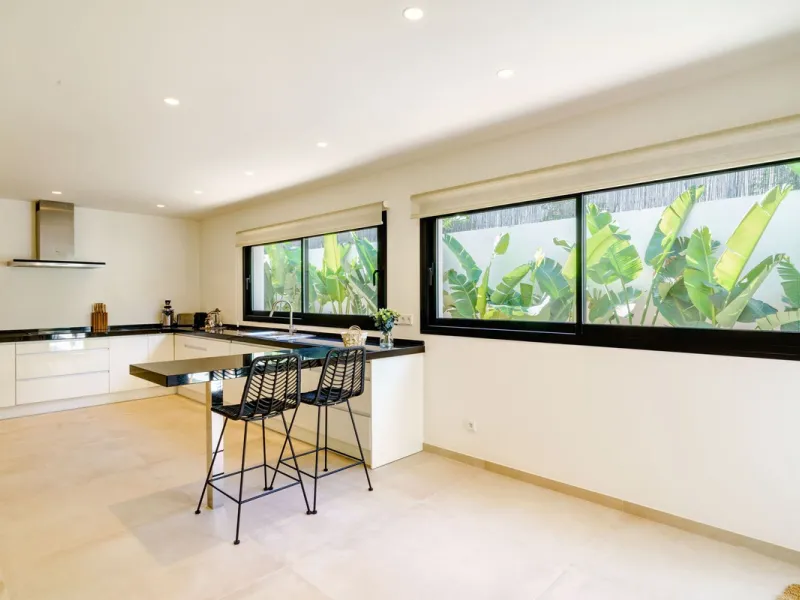 House - Detached Villa в продаже в Marbella, Málaga. В доме 6 спален и 5 ванных комнат. Площадь дома 510 м². Площадь участка 1436 м²