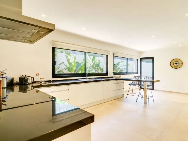 House - Detached Villa в продаже в Marbella, Málaga. В доме 6 спален и 5 ванных комнат. Площадь дома 510 м². Площадь участка 1436 м²