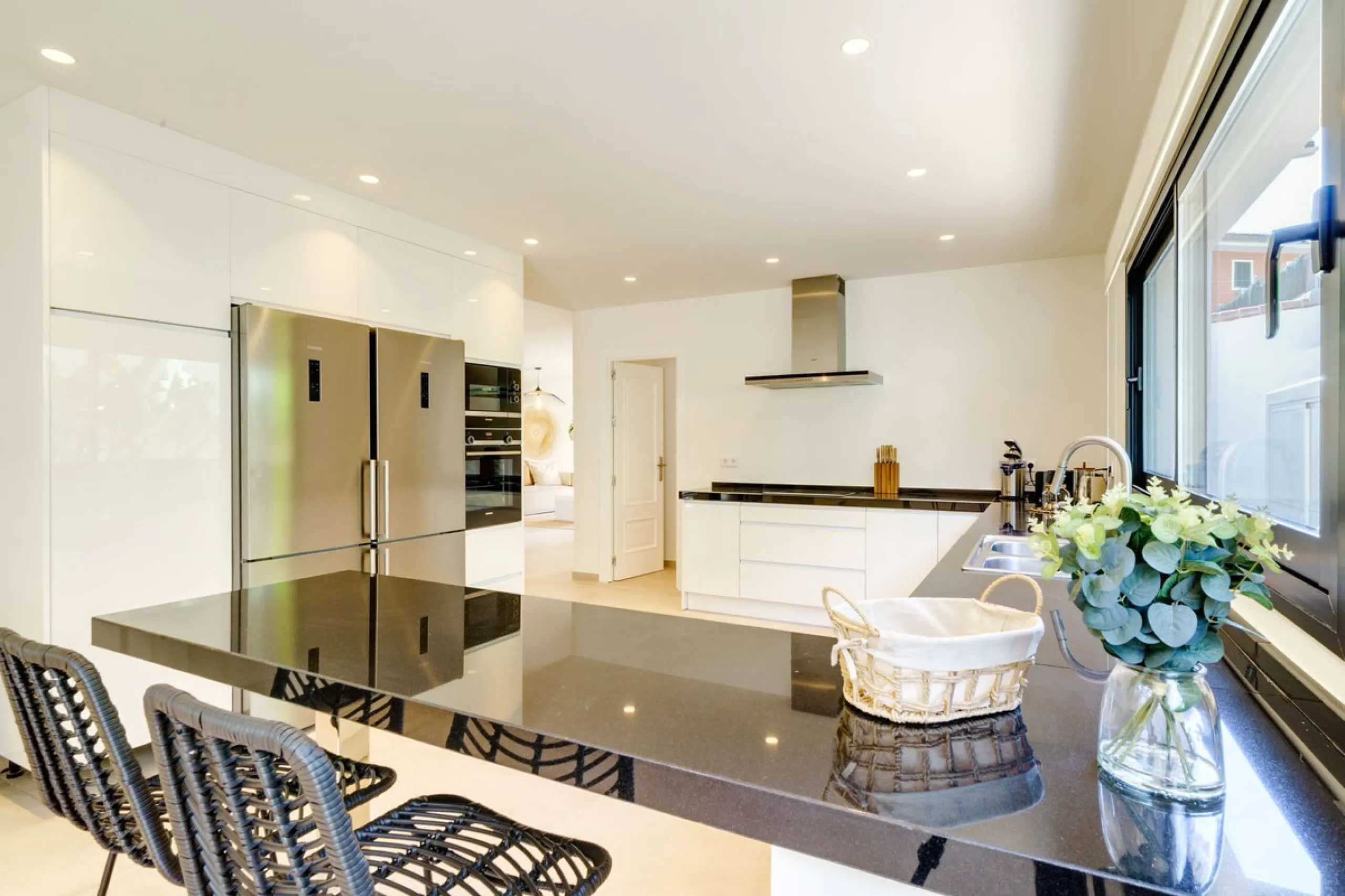 House - Detached Villa в продаже в Marbella, Málaga. В доме 6 спален и 5 ванных комнат. Площадь дома 510 м². Площадь участка 1436 м²
