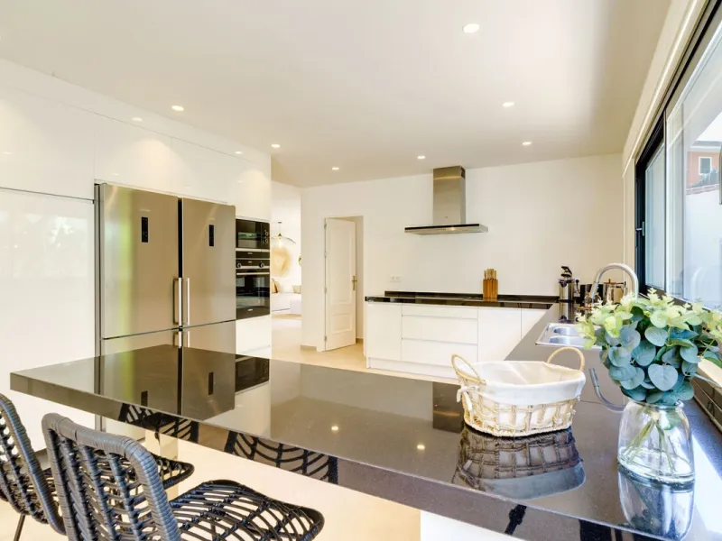 House - Detached Villa в продаже в Marbella, Málaga. В доме 6 спален и 5 ванных комнат. Площадь дома 510 м². Площадь участка 1436 м²