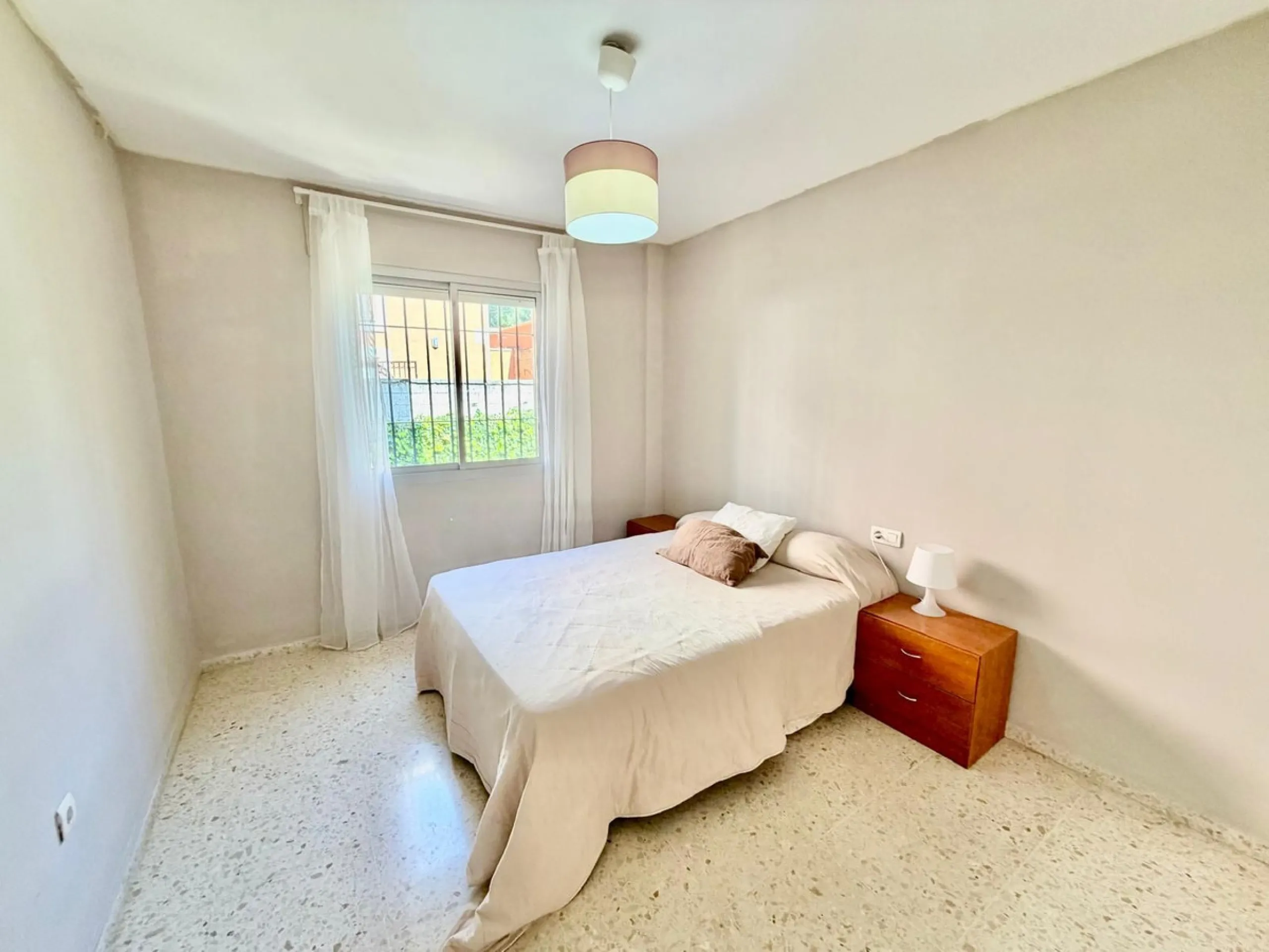 Helle Zwei-Zimmer-Wohnung mit Terrasse, Garage und ausgezeichneter Lage nahe am Meer