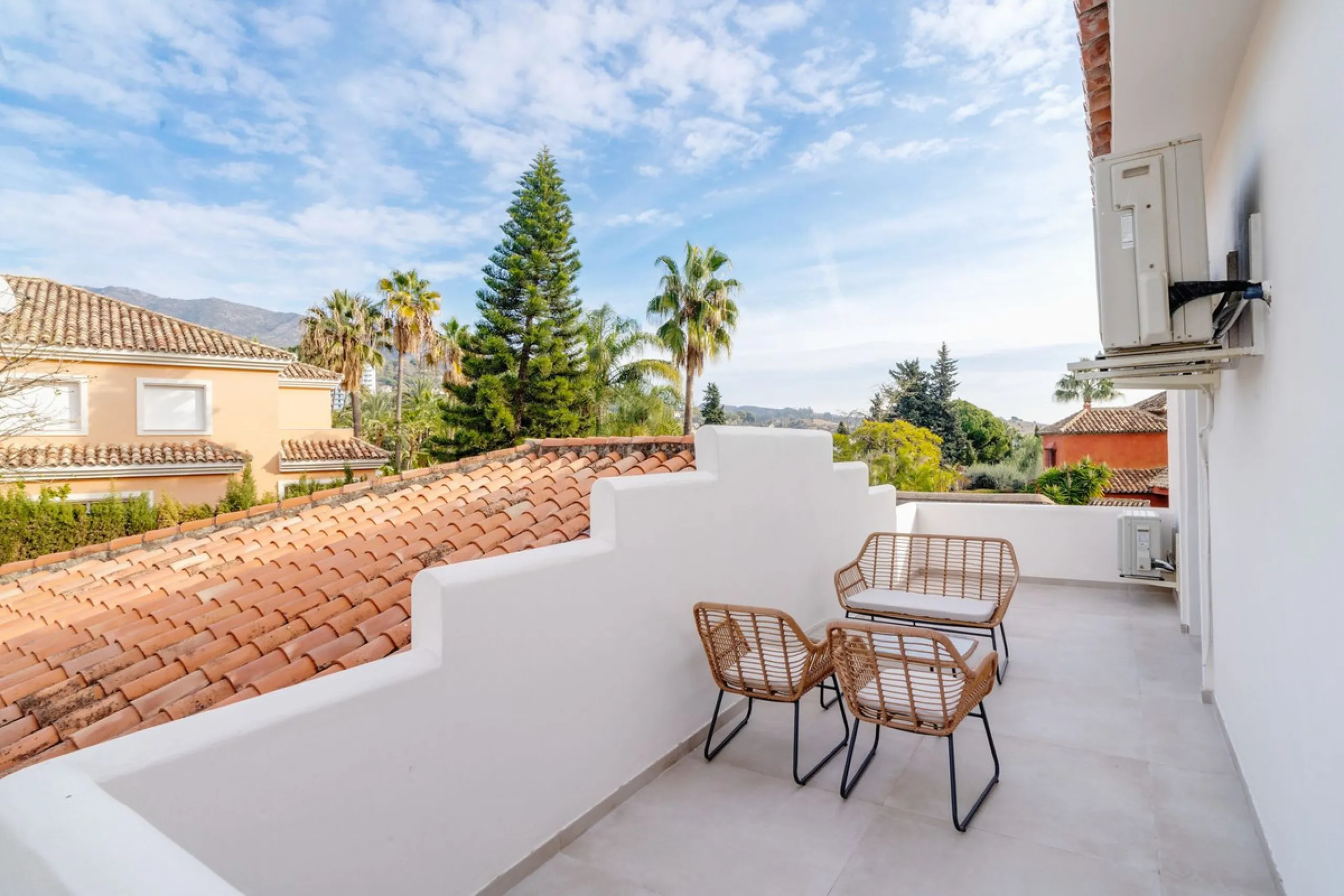 House - Detached Villa в продаже в Marbella, Málaga. В доме 6 спален и 5 ванных комнат. Площадь дома 510 м². Площадь участка 1436 м²