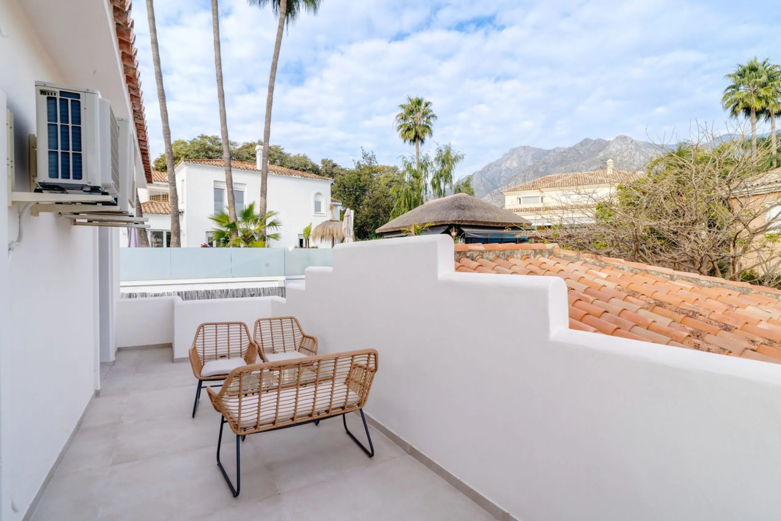 House - Detached Villa в продаже в Marbella, Málaga. В доме 6 спален и 5 ванных комнат. Площадь дома 510 м². Площадь участка 1436 м²