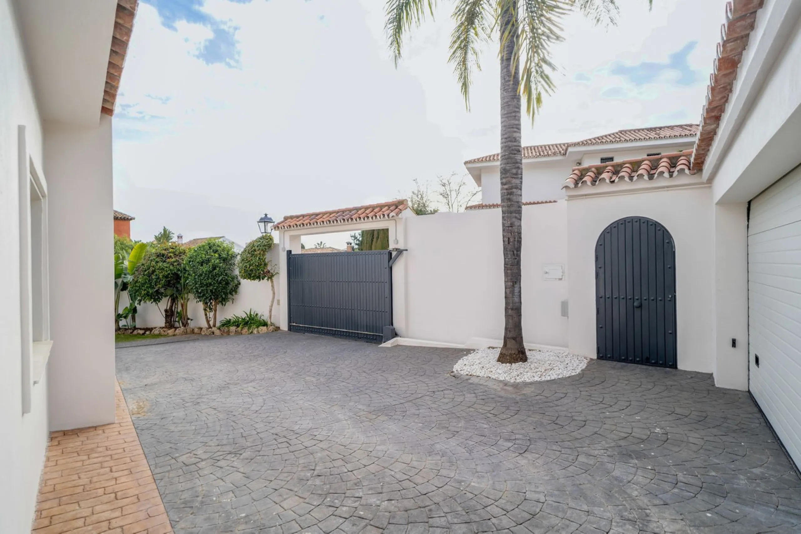 House - Detached Villa в продаже в Marbella, Málaga. В доме 6 спален и 5 ванных комнат. Площадь дома 510 м². Площадь участка 1436 м²