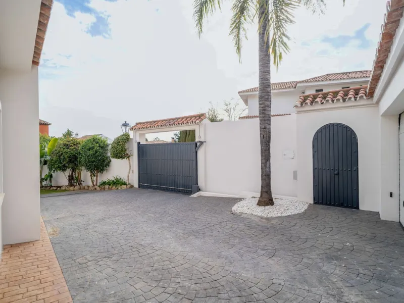 House - Detached Villa в продаже в Marbella, Málaga. В доме 6 спален и 5 ванных комнат. Площадь дома 510 м². Площадь участка 1436 м²