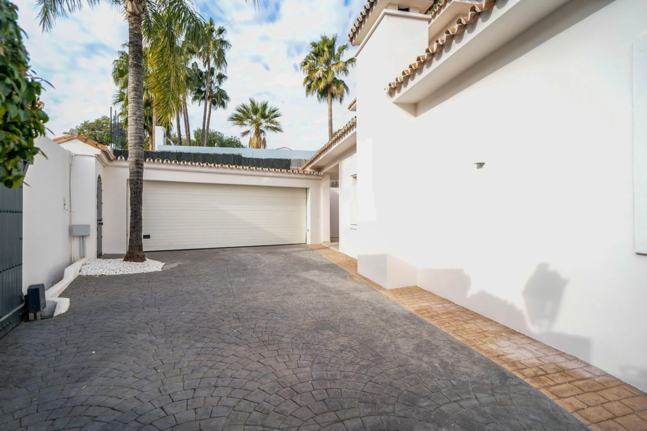 House - Detached Villa в продаже в Marbella, Málaga. В доме 6 спален и 5 ванных комнат. Площадь дома 510 м². Площадь участка 1436 м²