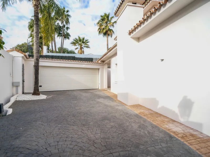 House - Detached Villa в продаже в Marbella, Málaga. В доме 6 спален и 5 ванных комнат. Площадь дома 510 м². Площадь участка 1436 м²