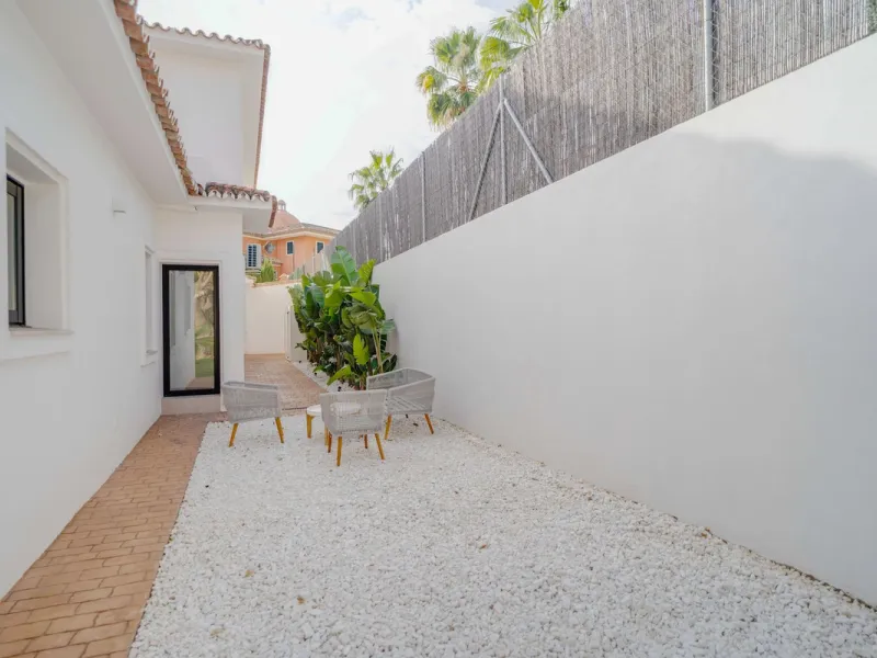 House - Detached Villa в продаже в Marbella, Málaga. В доме 6 спален и 5 ванных комнат. Площадь дома 510 м². Площадь участка 1436 м²