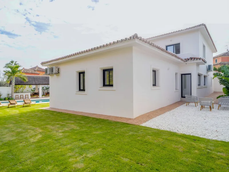 House - Detached Villa в продаже в Marbella, Málaga. В доме 6 спален и 5 ванных комнат. Площадь дома 510 м². Площадь участка 1436 м²