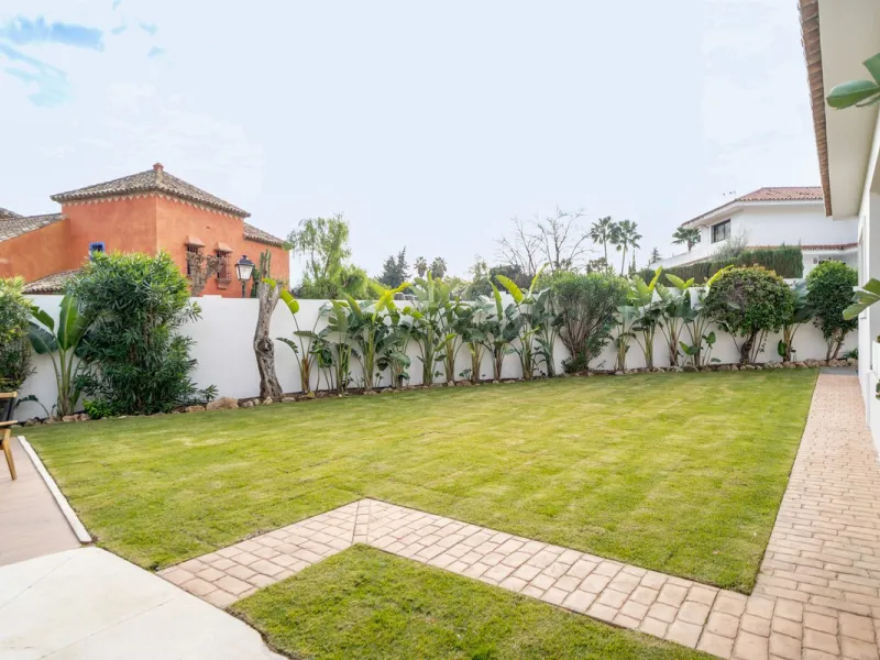 House - Detached Villa в продаже в Marbella, Málaga. В доме 6 спален и 5 ванных комнат. Площадь дома 510 м². Площадь участка 1436 м²