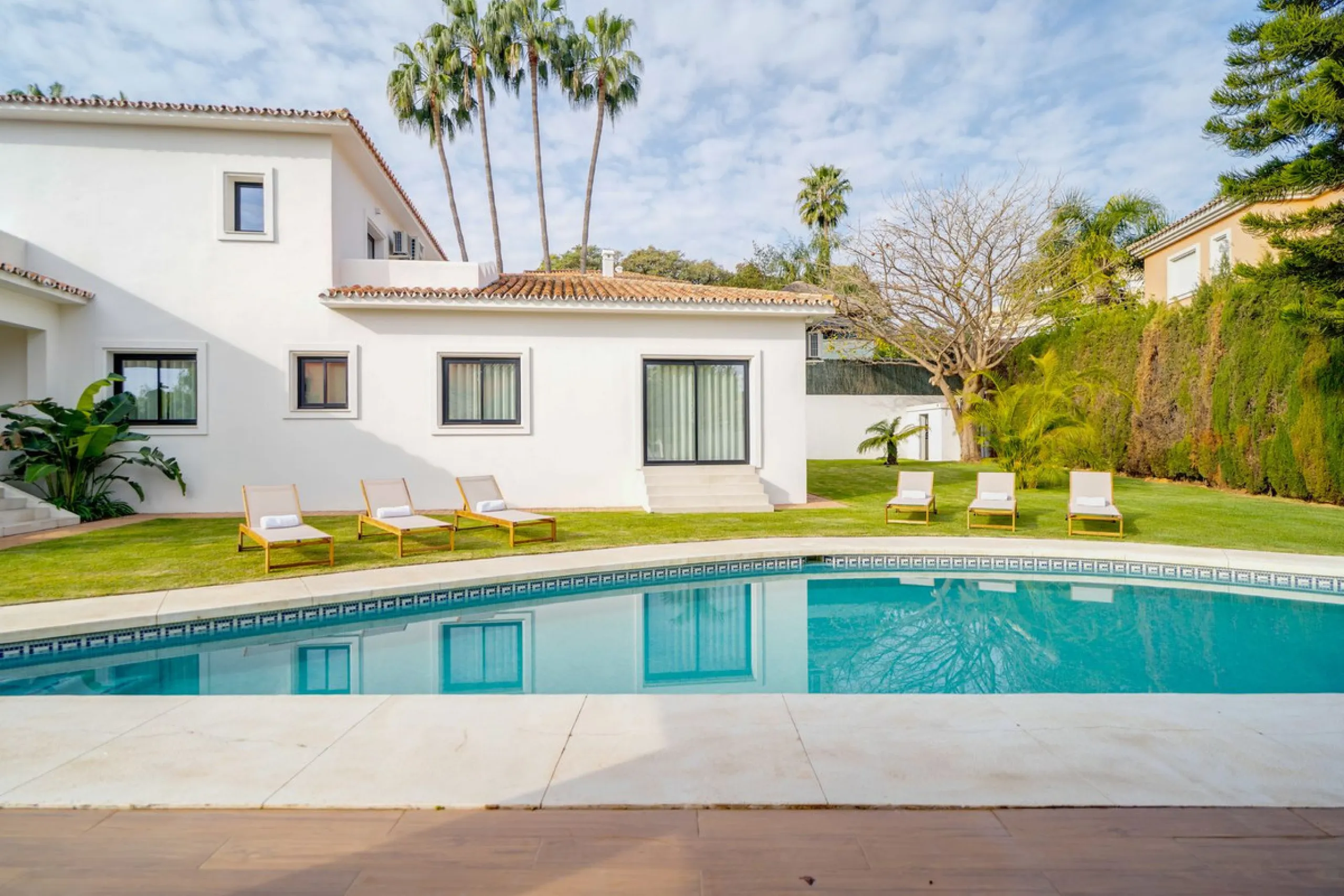 House - Detached Villa в продаже в Marbella, Málaga. В доме 6 спален и 5 ванных комнат. Площадь дома 510 м². Площадь участка 1436 м²