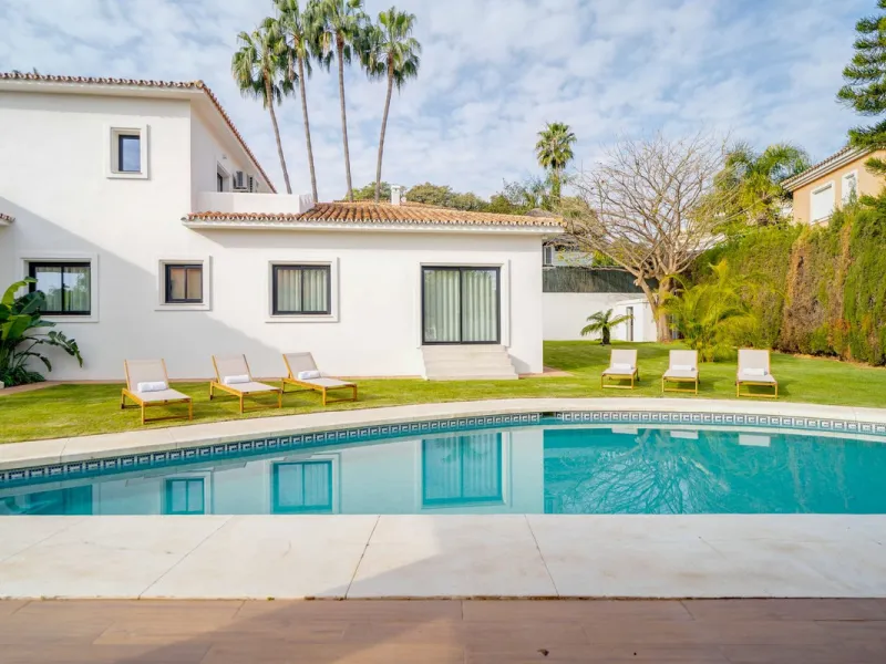 House - Detached Villa в продаже в Marbella, Málaga. В доме 6 спален и 5 ванных комнат. Площадь дома 510 м². Площадь участка 1436 м²