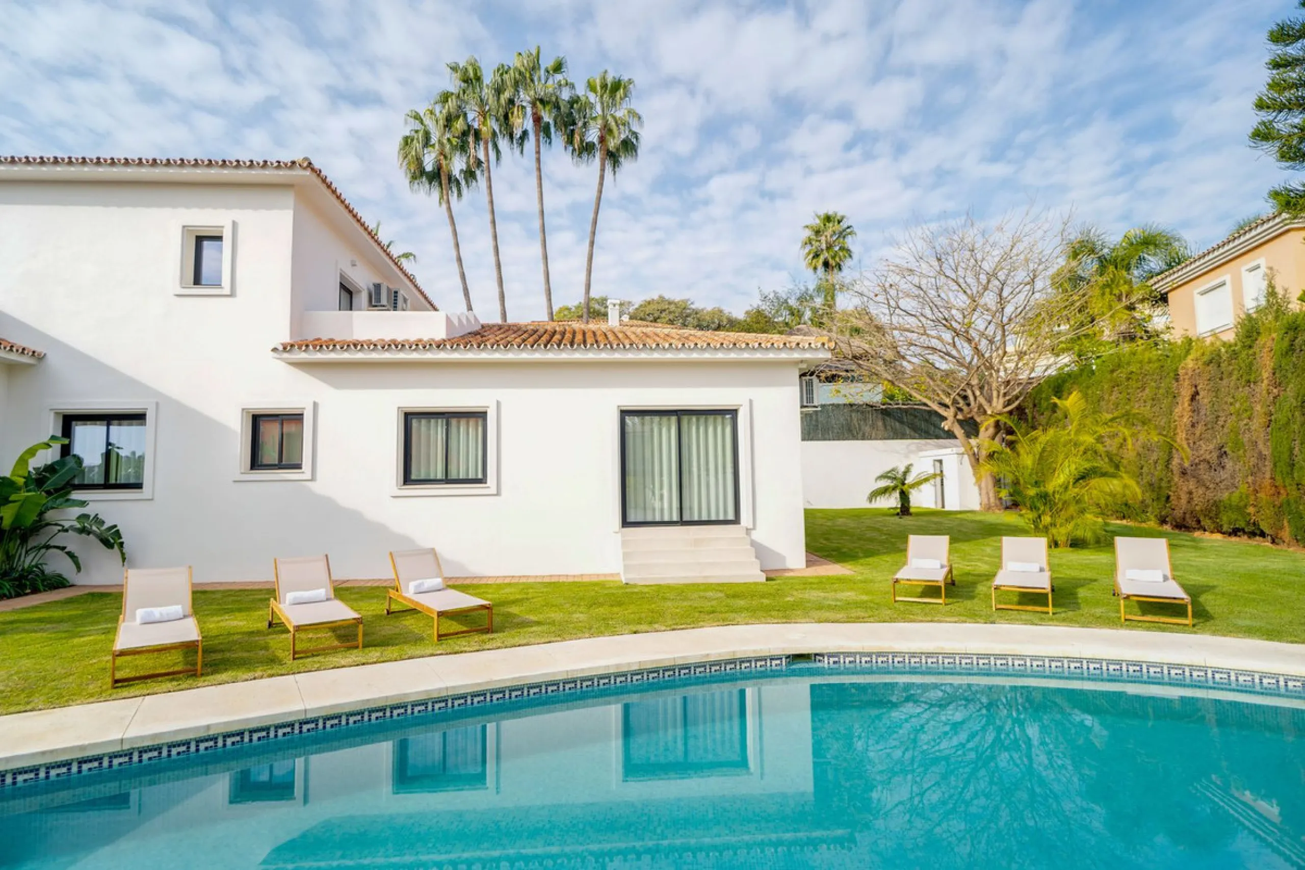 House - Detached Villa в продаже в Marbella, Málaga. В доме 6 спален и 5 ванных комнат. Площадь дома 510 м². Площадь участка 1436 м²
