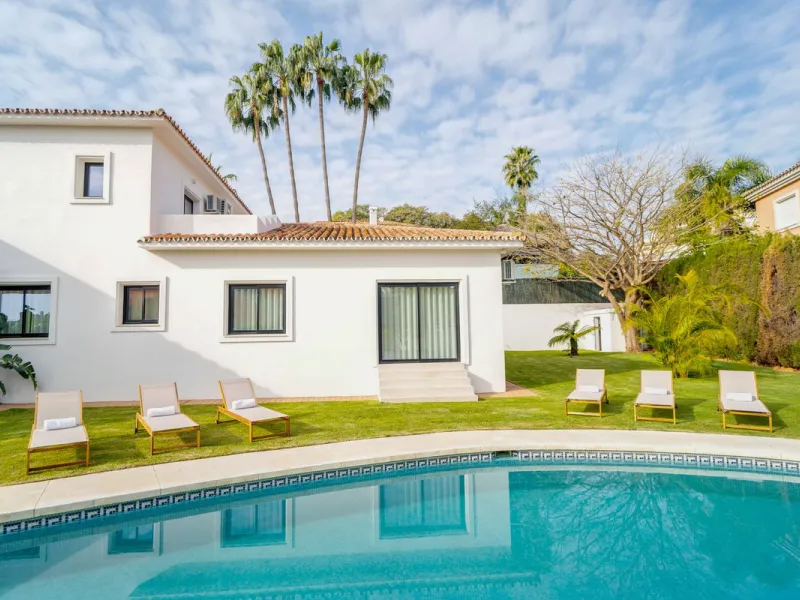 House - Detached Villa в продаже в Marbella, Málaga. В доме 6 спален и 5 ванных комнат. Площадь дома 510 м². Площадь участка 1436 м²