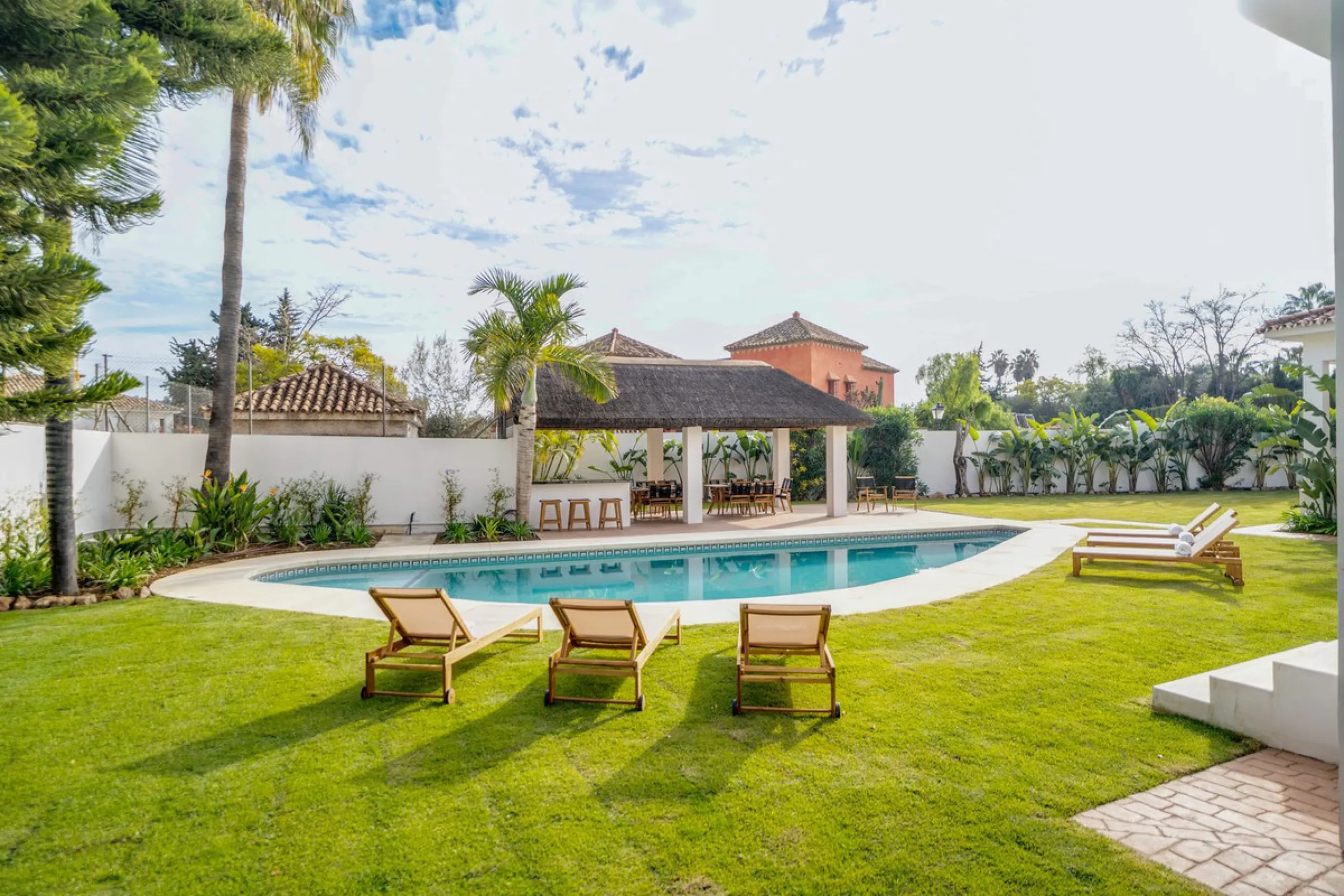 House - Detached Villa в продаже в Marbella, Málaga. В доме 6 спален и 5 ванных комнат. Площадь дома 510 м². Площадь участка 1436 м²