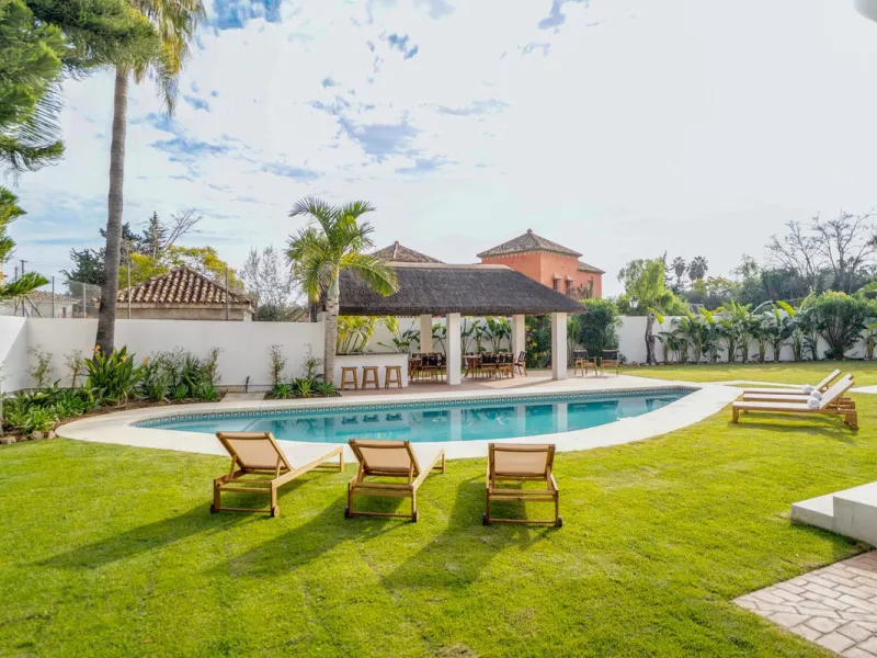 House - Detached Villa в продаже в Marbella, Málaga. В доме 6 спален и 5 ванных комнат. Площадь дома 510 м². Площадь участка 1436 м²