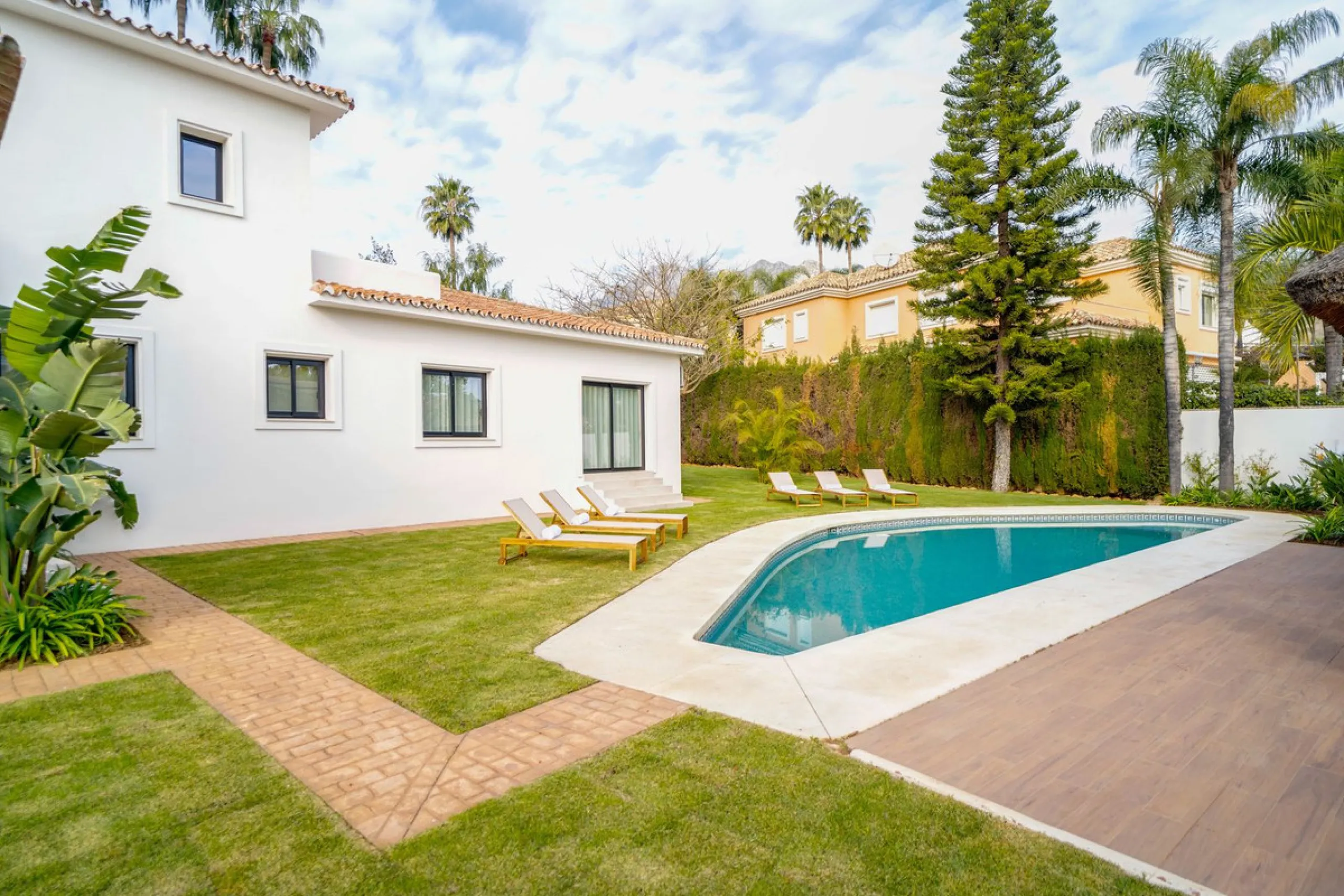 House - Detached Villa в продаже в Marbella, Málaga. В доме 6 спален и 5 ванных комнат. Площадь дома 510 м². Площадь участка 1436 м²
