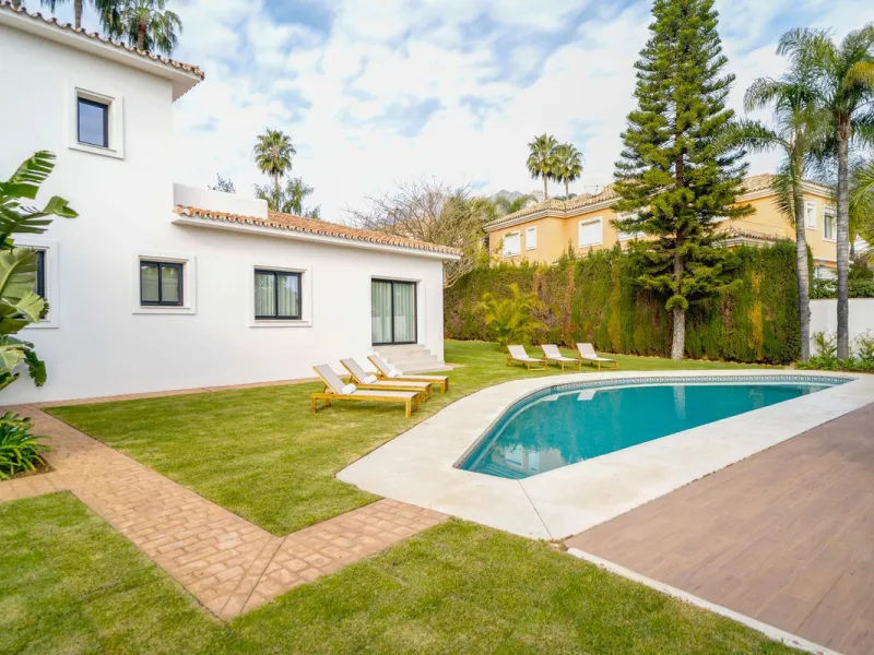 House - Detached Villa в продаже в Marbella, Málaga. В доме 6 спален и 5 ванных комнат. Площадь дома 510 м². Площадь участка 1436 м²