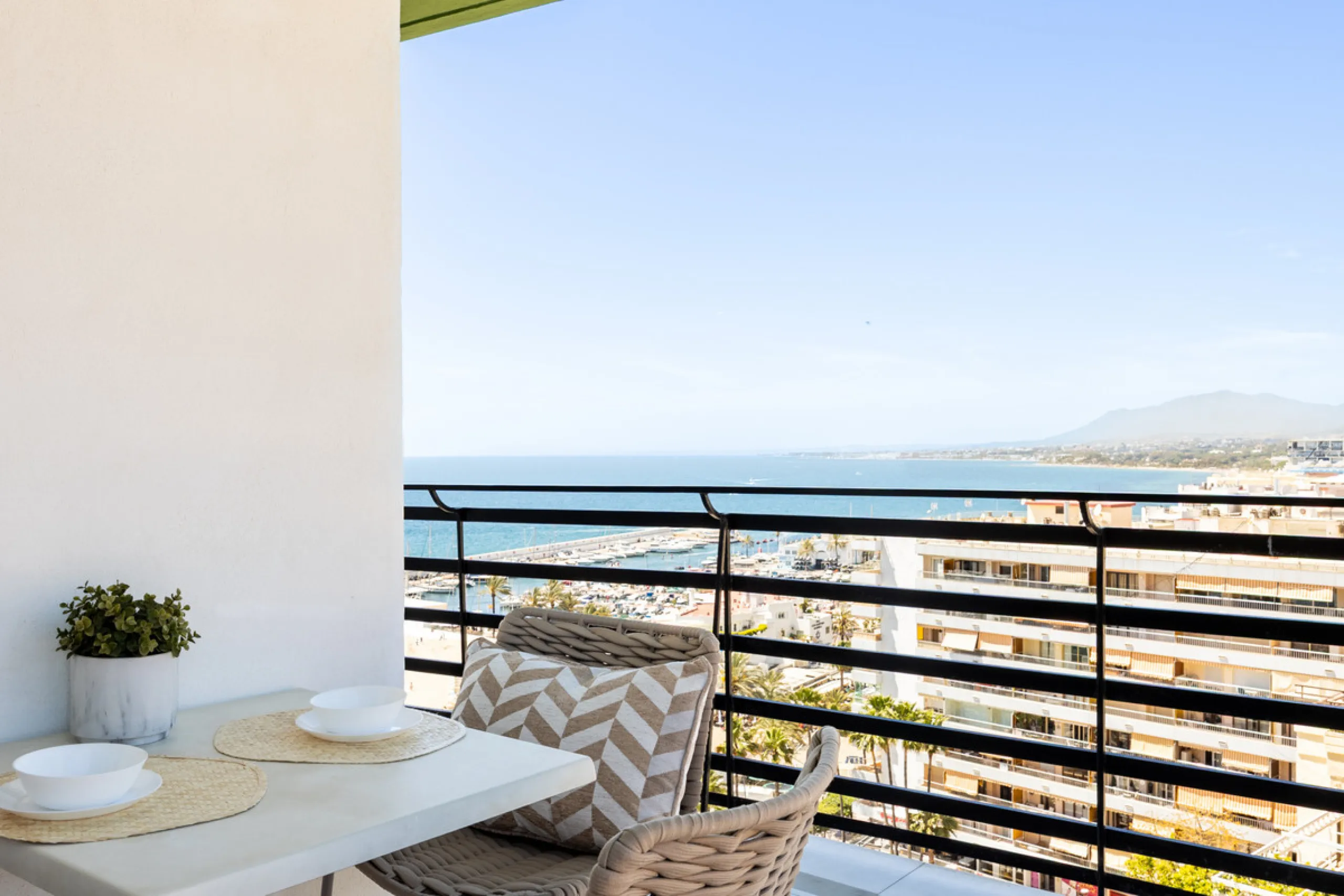 Beachfront Investment in Central Marbella. Turnkey 1 bed apartment with rental license guaranteed for new owners. Ready for immediate move-in or rental. The community can fully manage your rentals, including bookings and key handling.