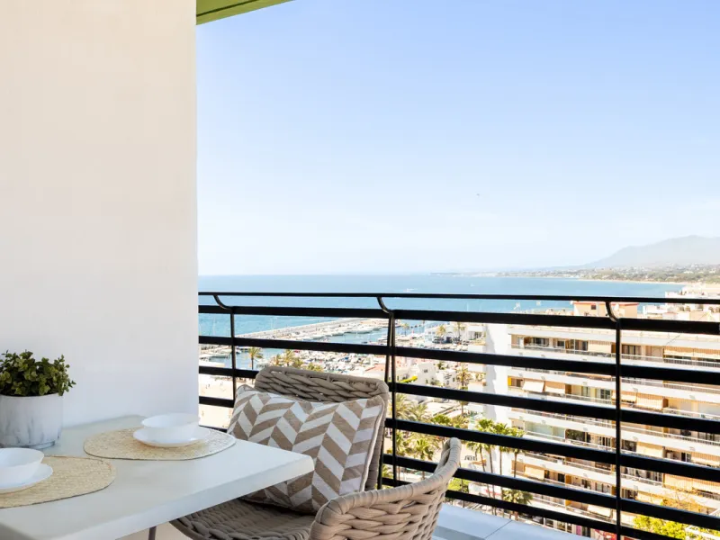 Beachfront Investment in Central Marbella. Turnkey 1 bed apartment with rental license guaranteed for new owners. Ready for immediate move-in or rental. The community can fully manage your rentals, including bookings and key handling.