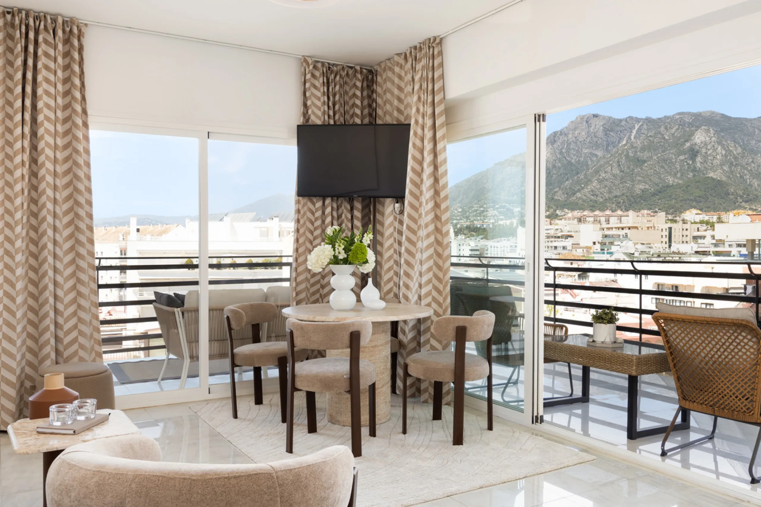 Beachfront Investment in Central Marbella. Turnkey 1 bed apartment with rental license guaranteed for new owners. Ready for immediate move-in or rental. The community can fully manage your rentals, including bookings and key handling.
