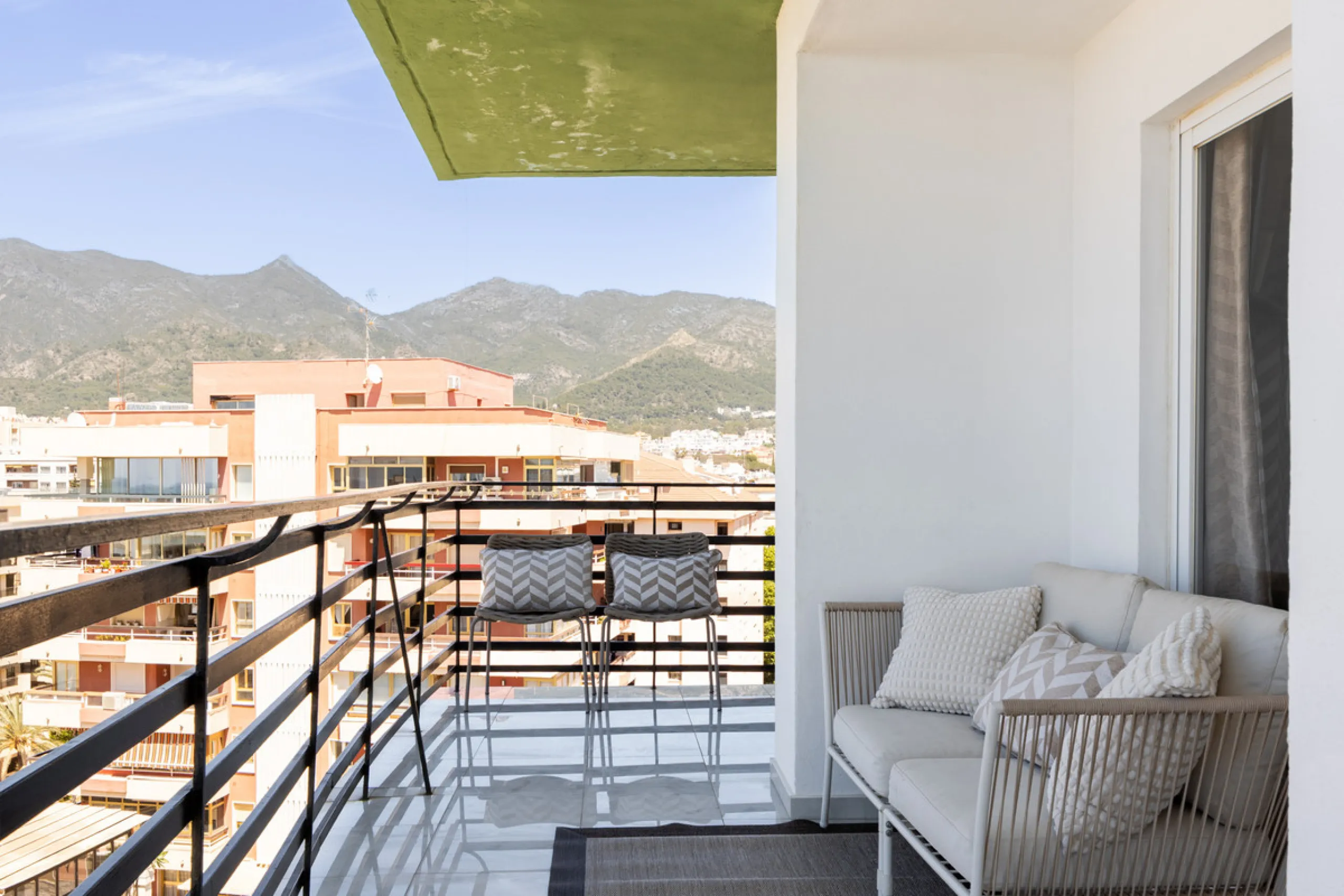 Beachfront Investment in Central Marbella. Turnkey 1 bed apartment with rental license guaranteed for new owners. Ready for immediate move-in or rental. The community can fully manage your rentals, including bookings and key handling.