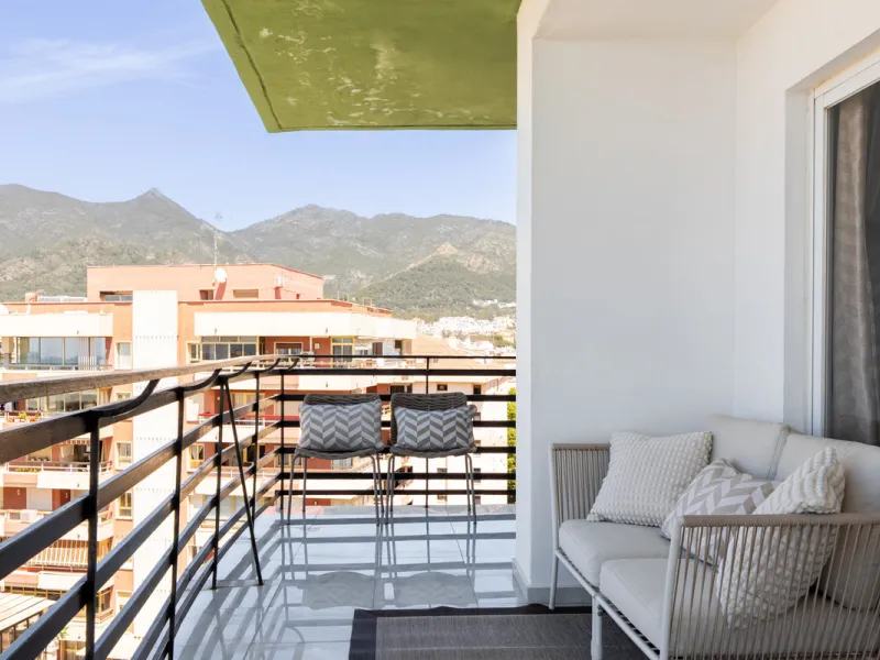 Beachfront Investment in Central Marbella. Turnkey 1 bed apartment with rental license guaranteed for new owners. Ready for immediate move-in or rental. The community can fully manage your rentals, including bookings and key handling.