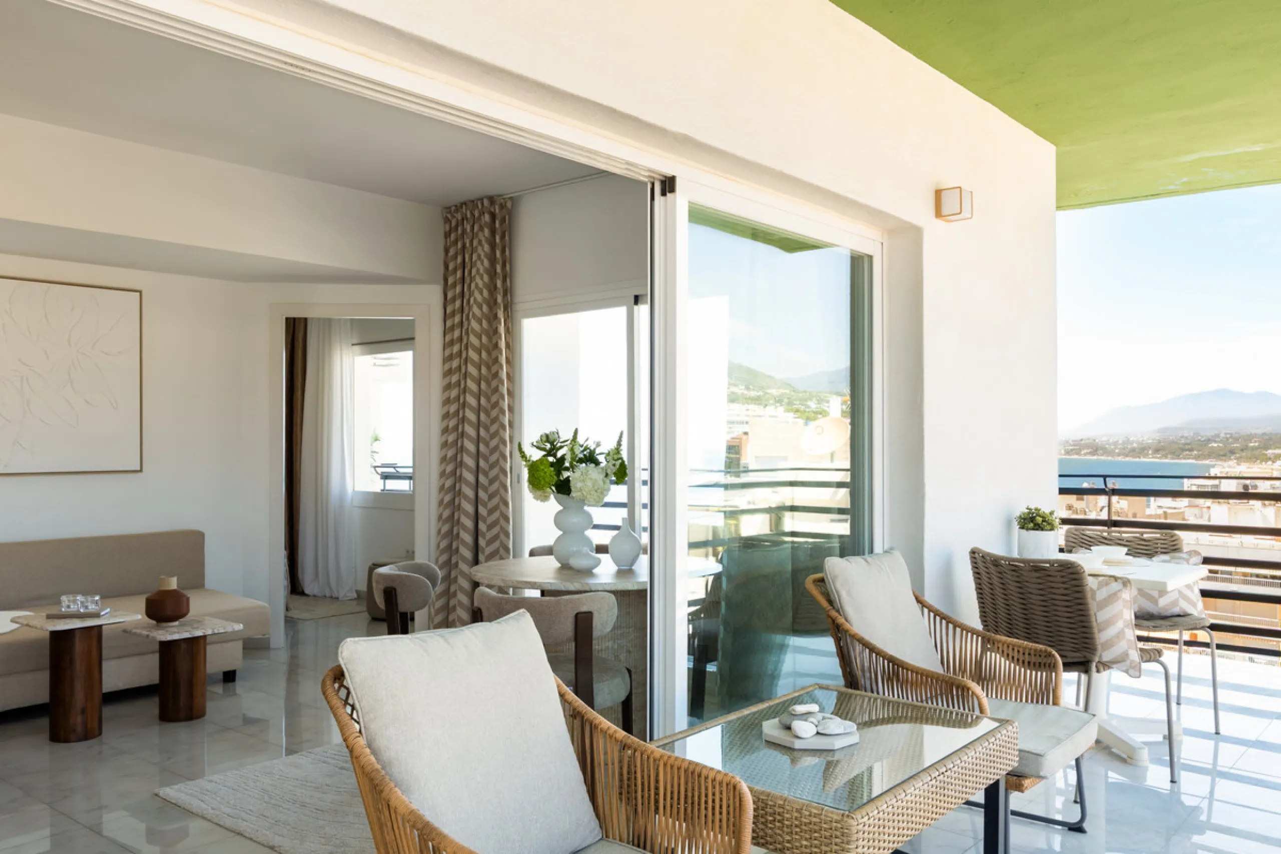 Beachfront Investment in Central Marbella. Turnkey 1 bed apartment with rental license guaranteed for new owners. Ready for immediate move-in or rental. The community can fully manage your rentals, including bookings and key handling.
