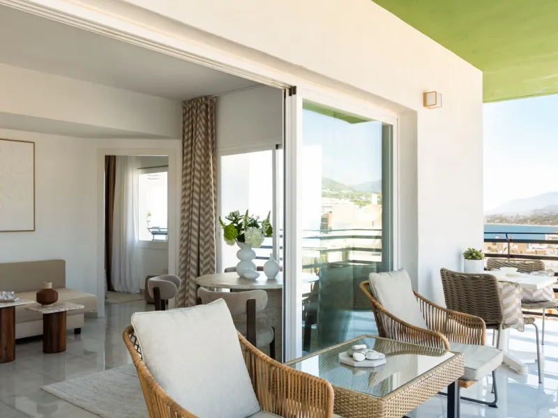 Beachfront Investment in Central Marbella. Turnkey 1 bed apartment with rental license guaranteed for new owners. Ready for immediate move-in or rental. The community can fully manage your rentals, including bookings and key handling.