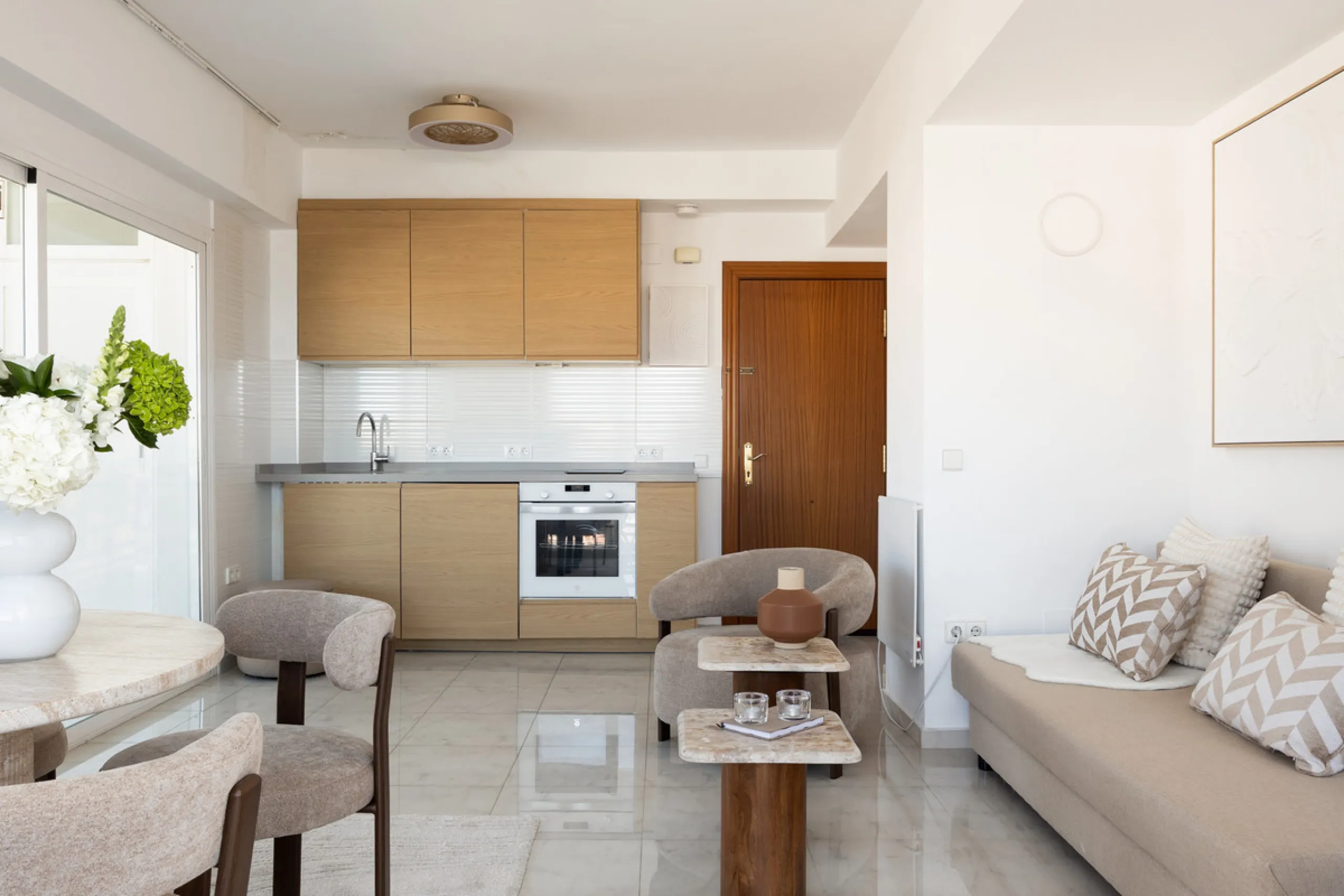 Beachfront Investment in Central Marbella. Turnkey 1 bed apartment with rental license guaranteed for new owners. Ready for immediate move-in or rental. The community can fully manage your rentals, including bookings and key handling.