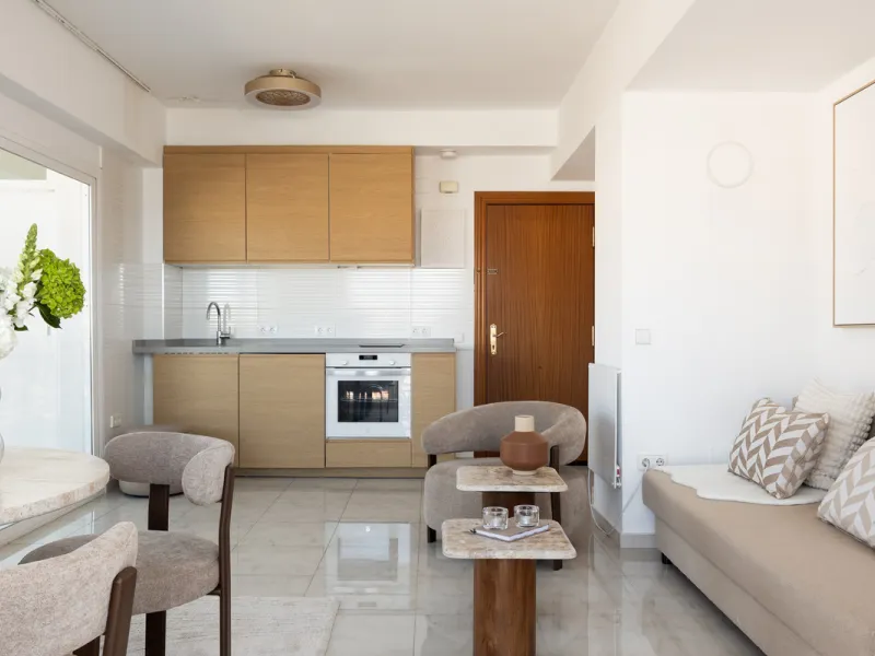 Beachfront Investment in Central Marbella. Turnkey 1 bed apartment with rental license guaranteed for new owners. Ready for immediate move-in or rental. The community can fully manage your rentals, including bookings and key handling.