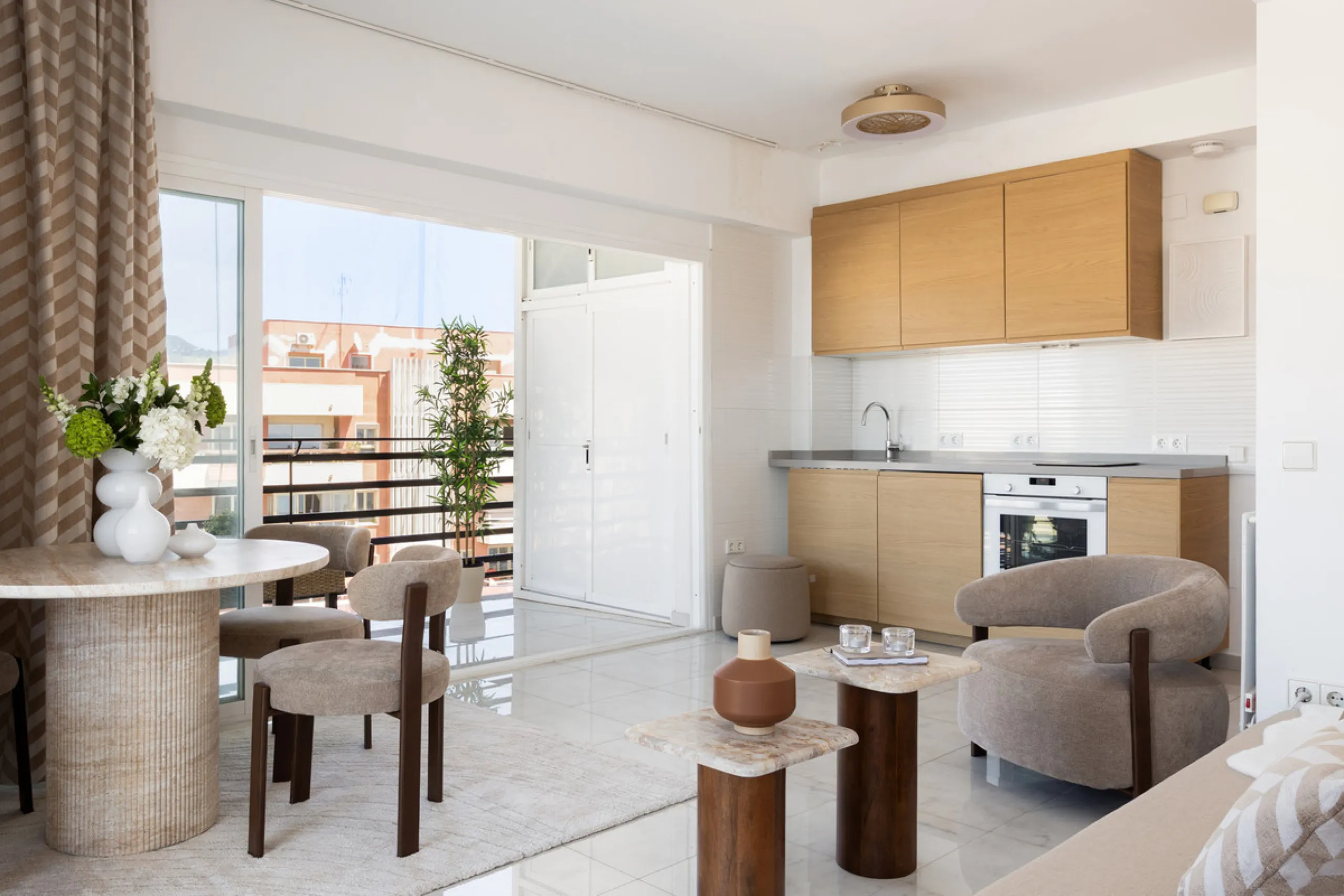Beachfront Investment in Central Marbella. Turnkey 1 bed apartment with rental license guaranteed for new owners. Ready for immediate move-in or rental. The community can fully manage your rentals, including bookings and key handling.
