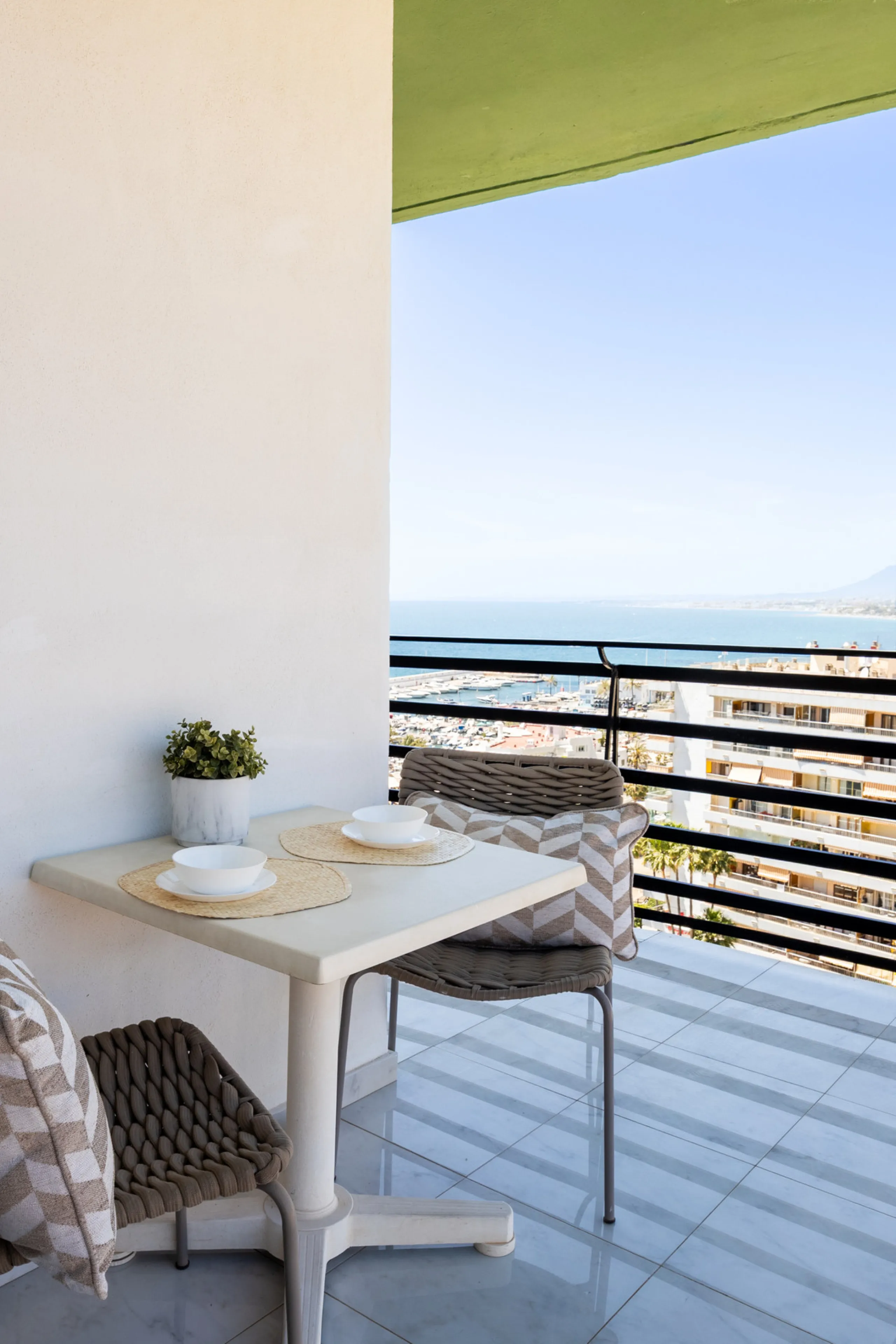 Beachfront Investment in Central Marbella. Turnkey 1 bed apartment with rental license guaranteed for new owners. Ready for immediate move-in or rental. The community can fully manage your rentals, including bookings and key handling.