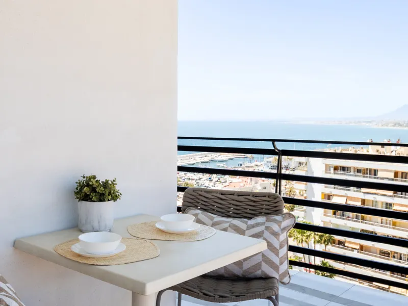 Beachfront Investment in Central Marbella. Turnkey 1 bed apartment with rental license guaranteed for new owners. Ready for immediate move-in or rental. The community can fully manage your rentals, including bookings and key handling.