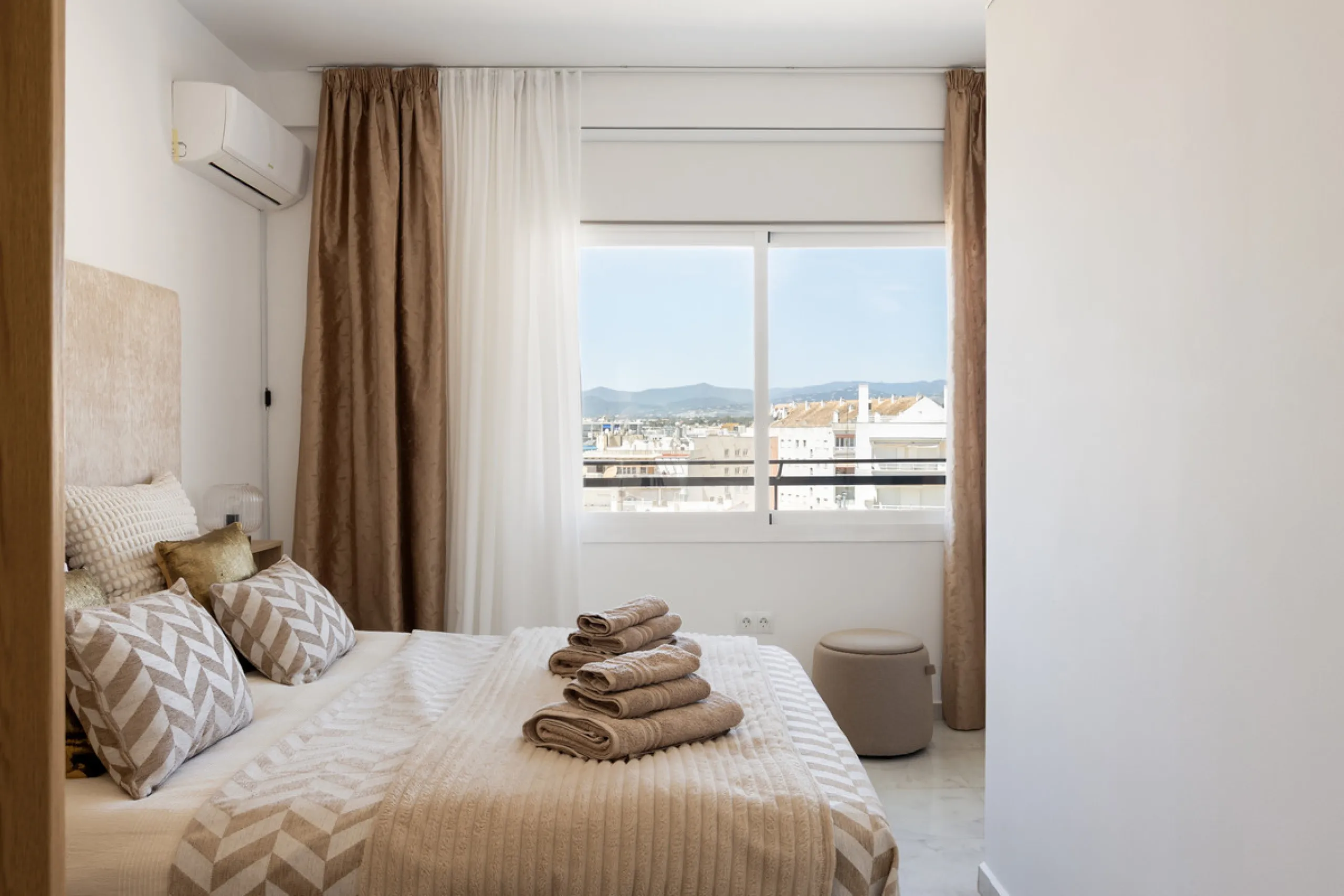 Beachfront Investment in Central Marbella. Turnkey 1 bed apartment with rental license guaranteed for new owners. Ready for immediate move-in or rental. The community can fully manage your rentals, including bookings and key handling.