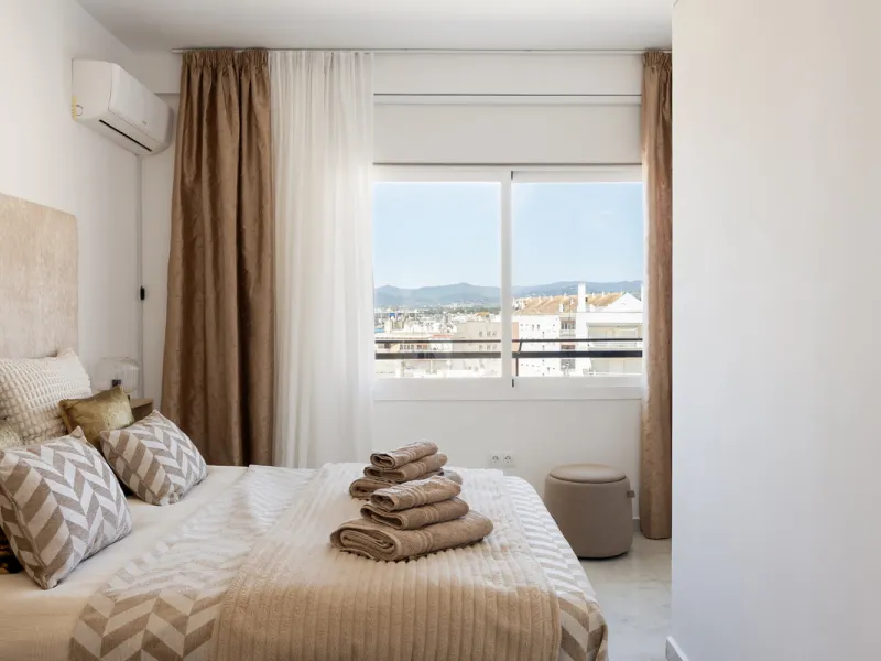 Beachfront Investment in Central Marbella. Turnkey 1 bed apartment with rental license guaranteed for new owners. Ready for immediate move-in or rental. The community can fully manage your rentals, including bookings and key handling.